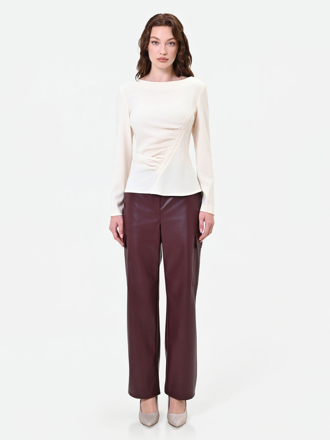 Blusa bianca con drappeggio asimmetrico