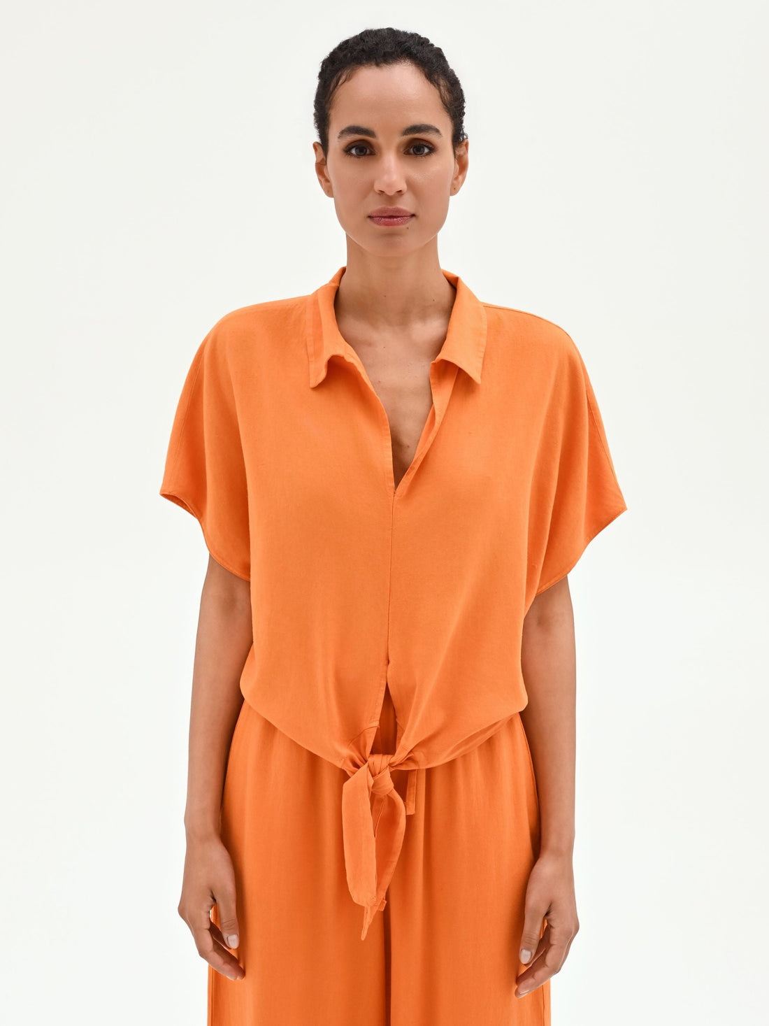 Camicia arancione in lino con nodo