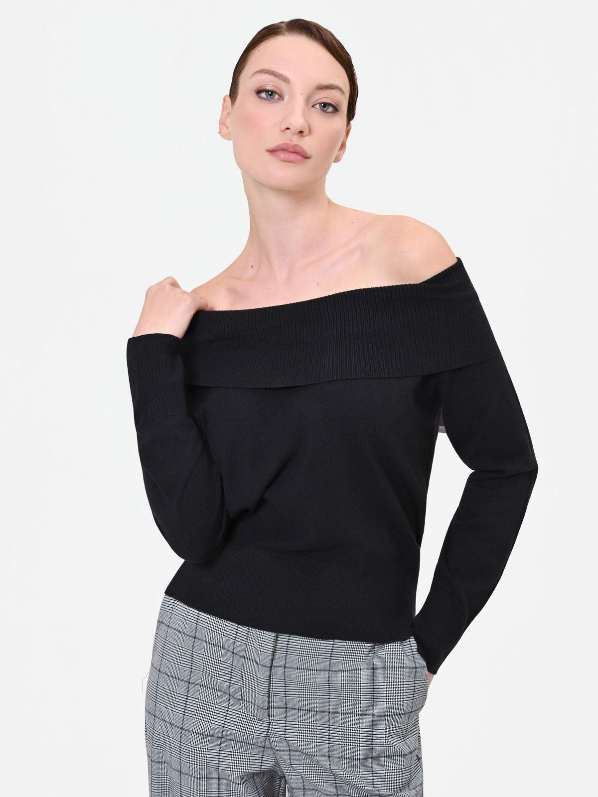Maglione nero scollato in viscosa in misto viscosa