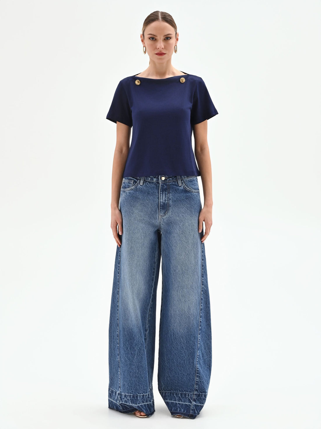 T-shirt blu navy con dettagli oro