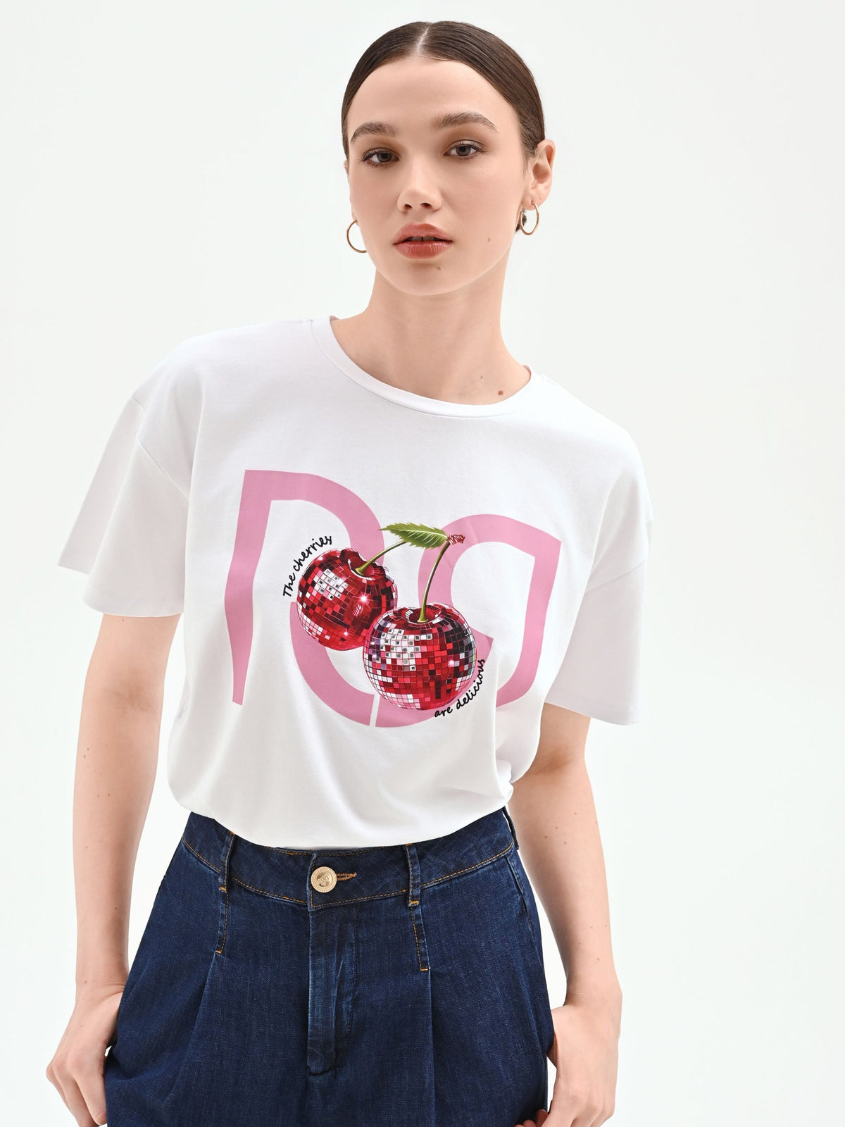 T-shirt bianca con stampa ciliegie