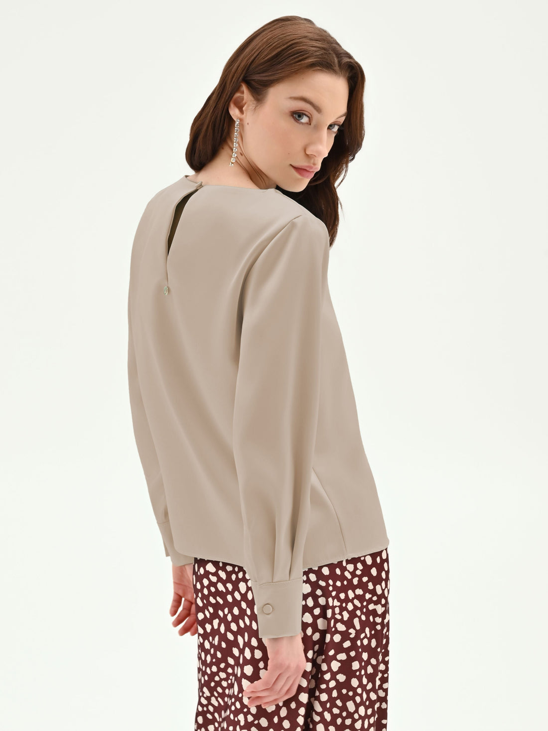 Blusa tortora beige con scollo a barchetta