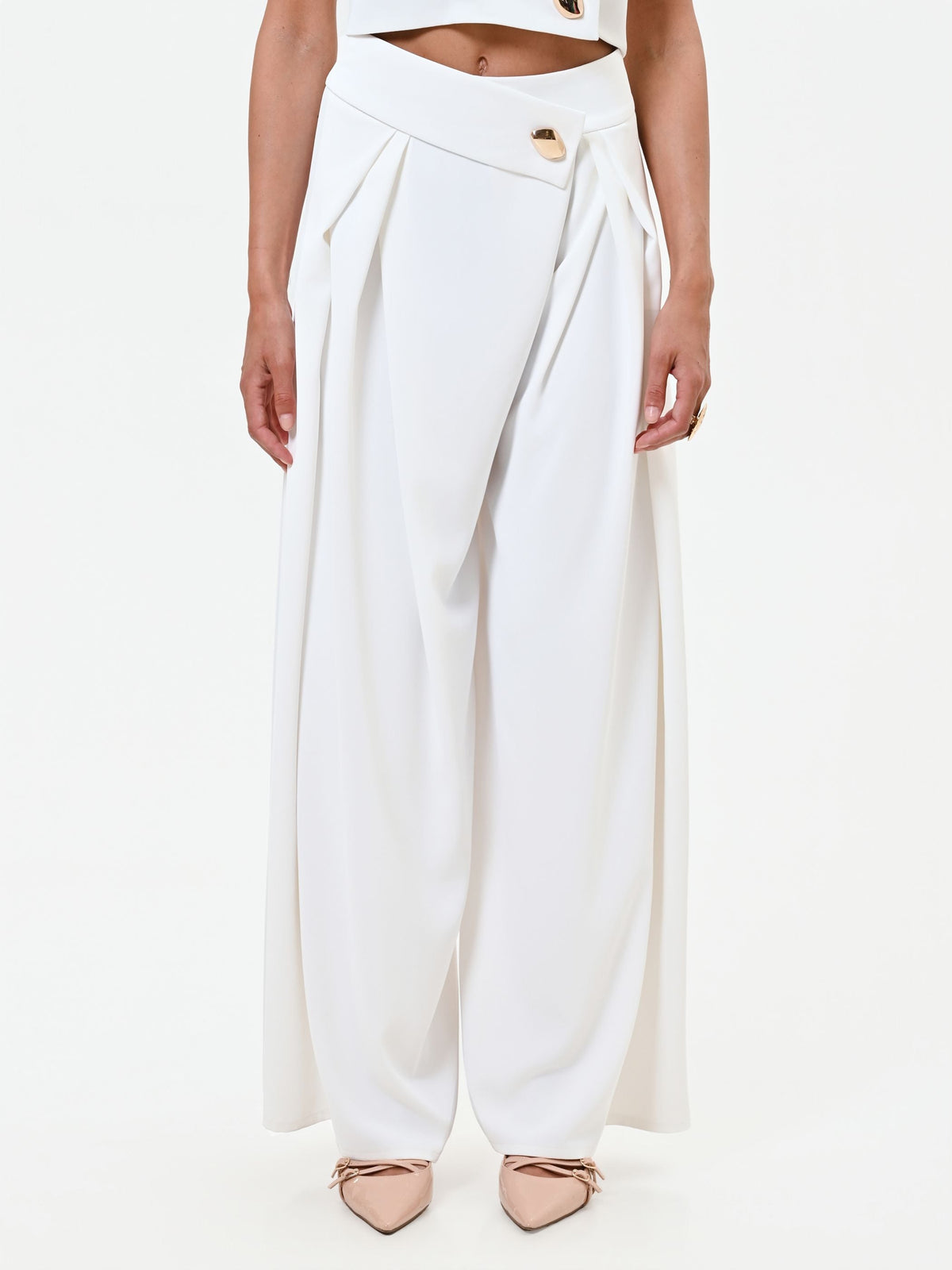 Pantalone palazzo bianco con bottone design