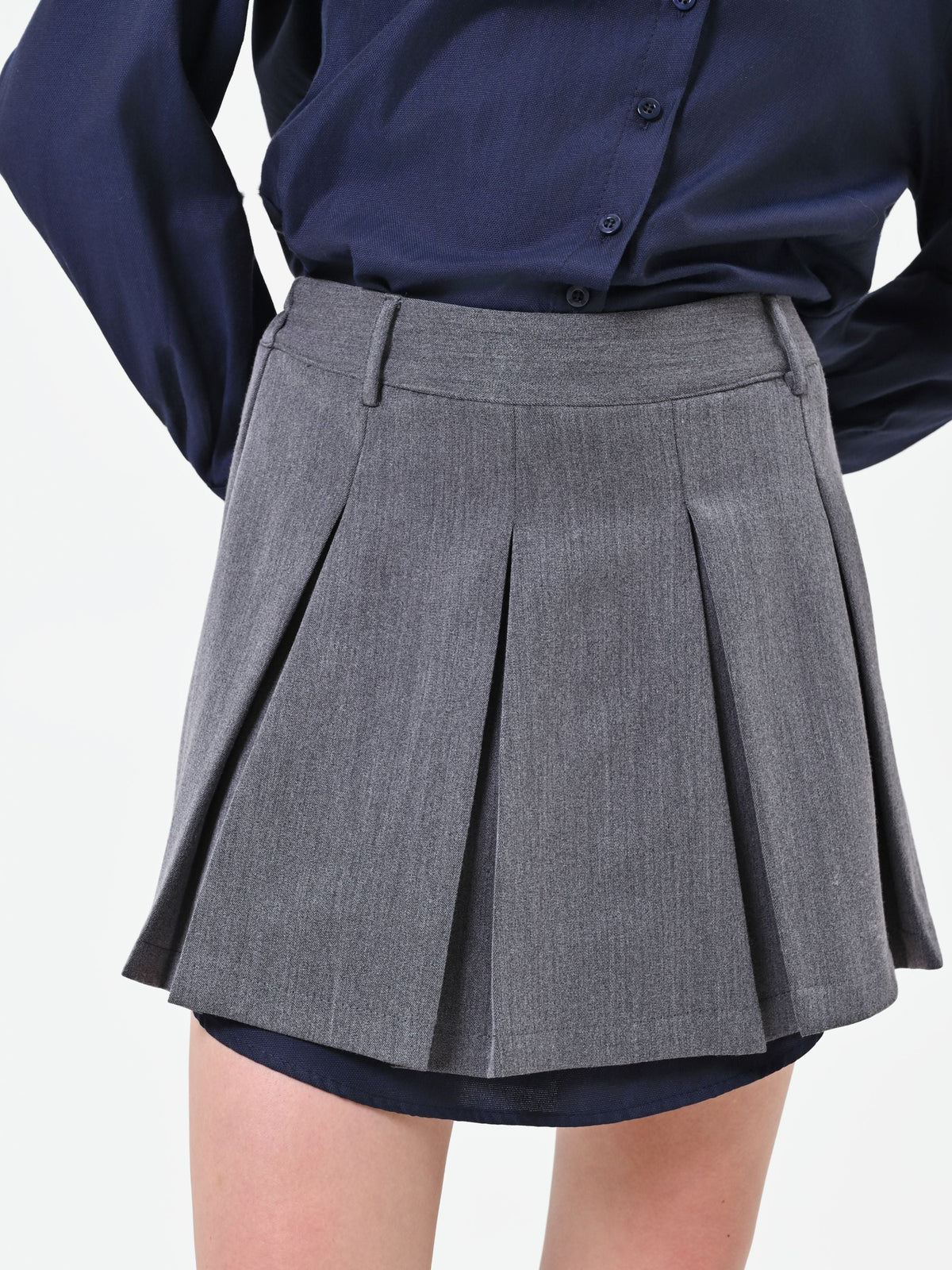 Abito grigio con camicia a contrasto