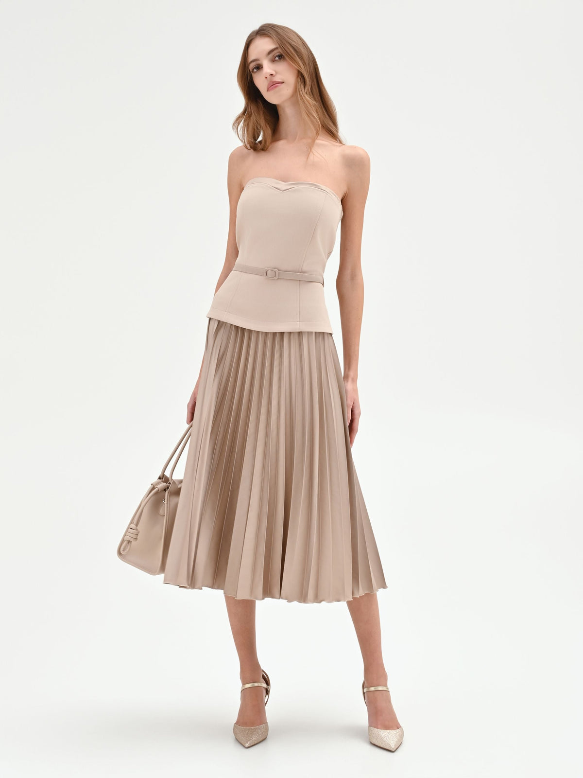 Abito tortora con top bustier e gonna plissé