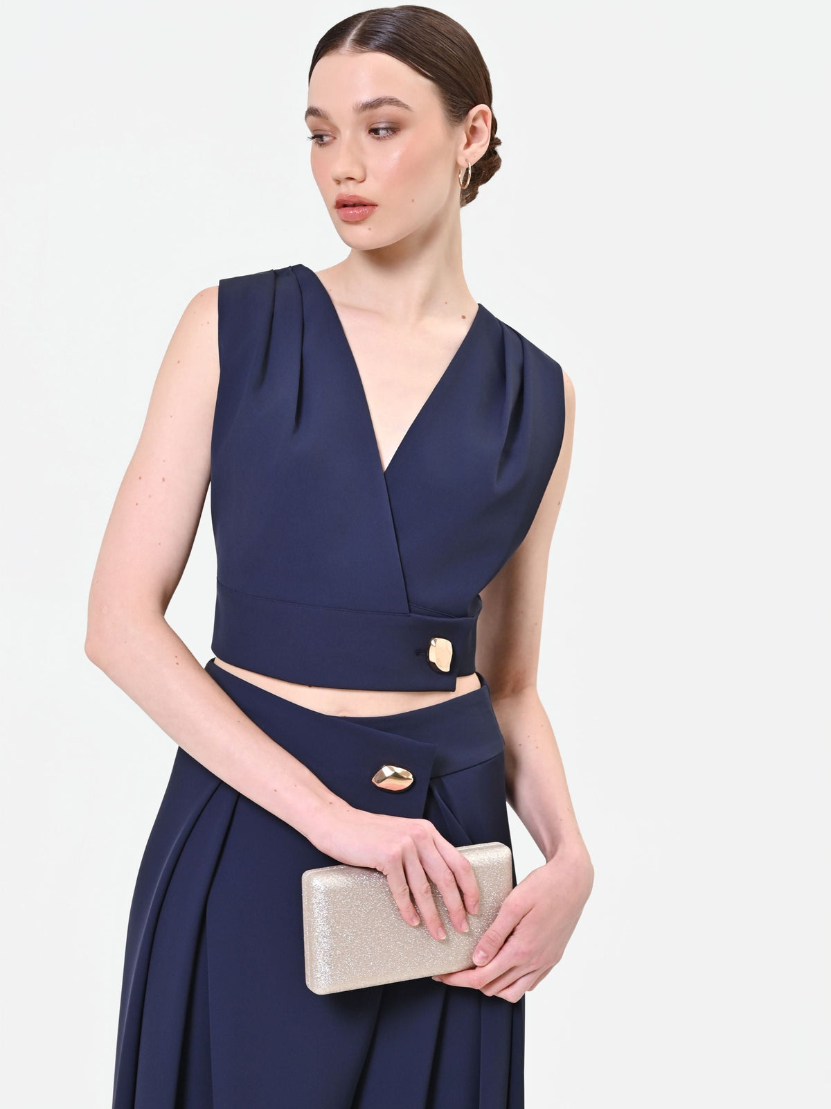 Top blu navy con incrocio e bottone design