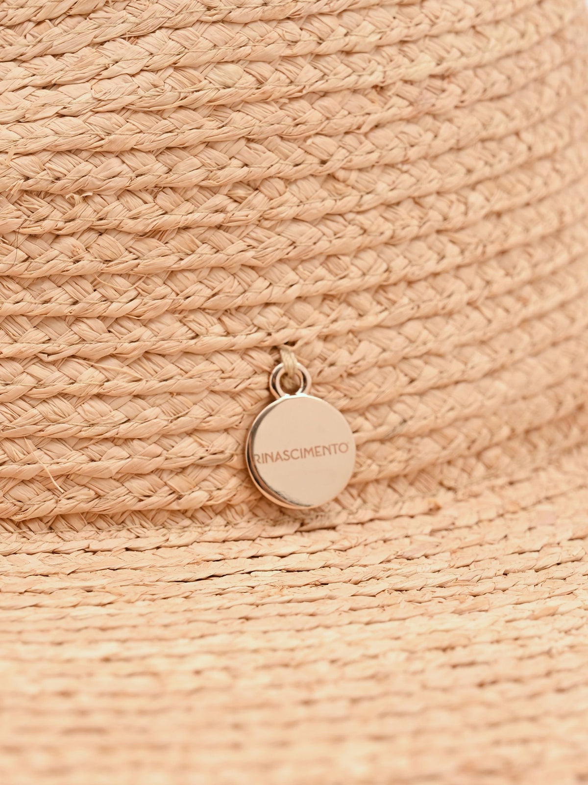 Cappello beige a tesa larga con lavorazione traforata
