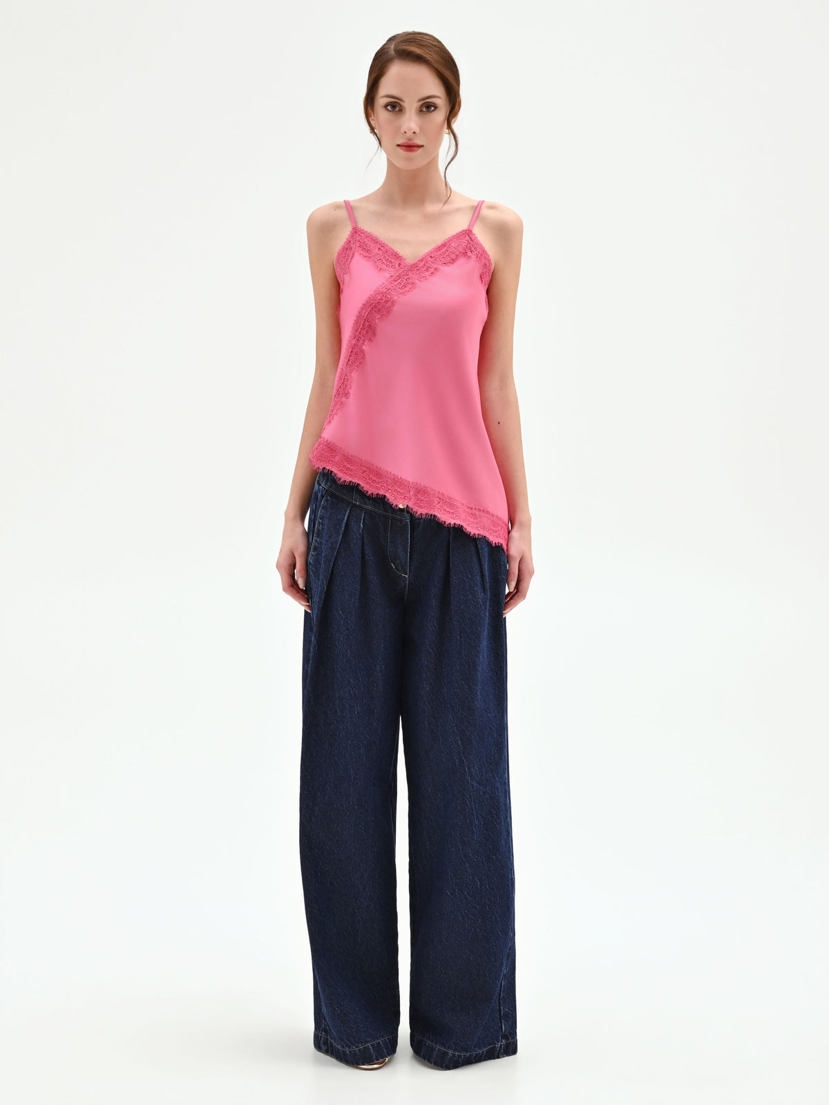 Top in raso rosa con inserti in pizzo