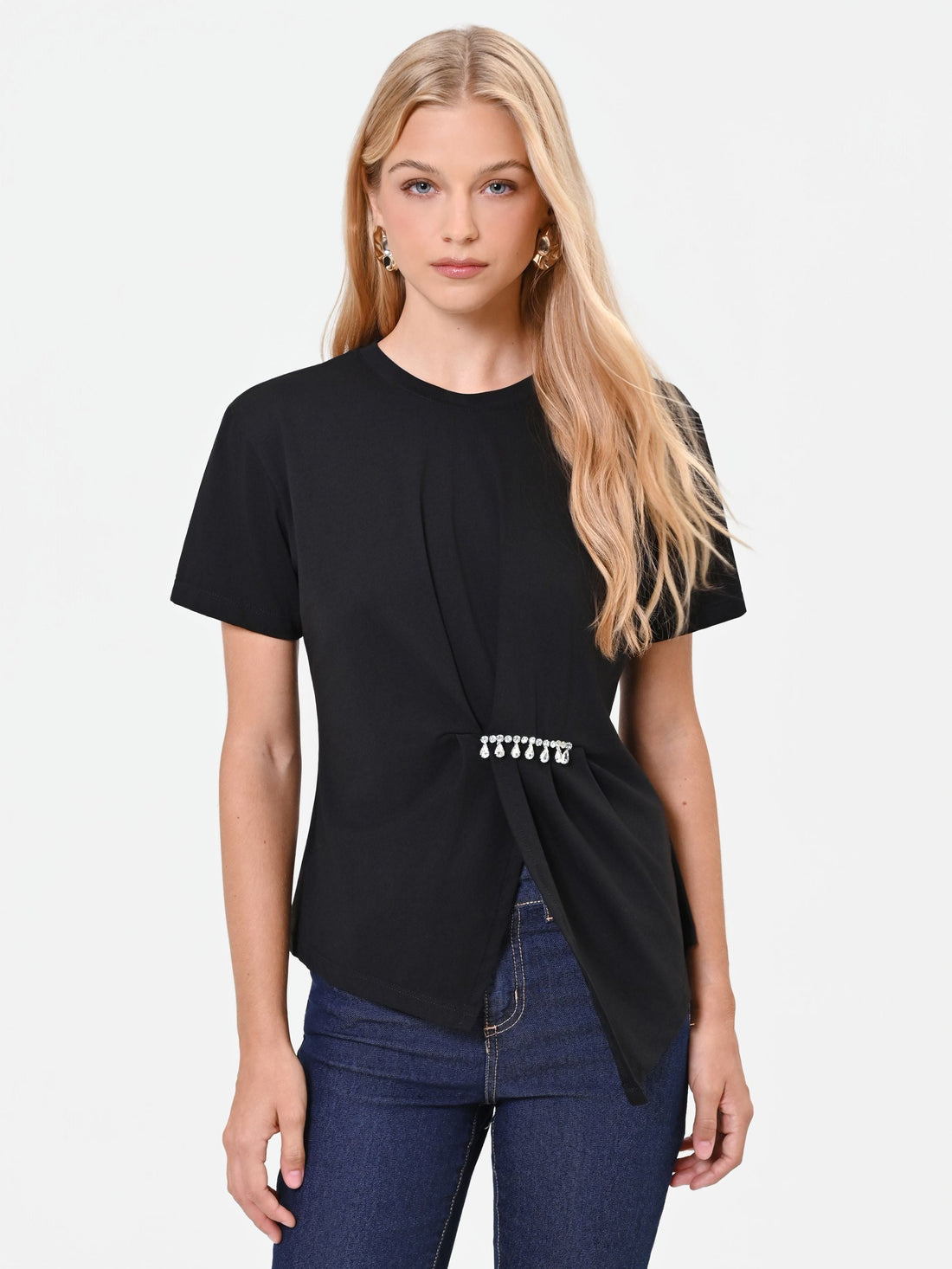 T-shirt asimmetrica nera con dettaglio gioiello