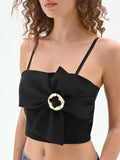 Top crop nero con drappeggio e fibbia gioiello