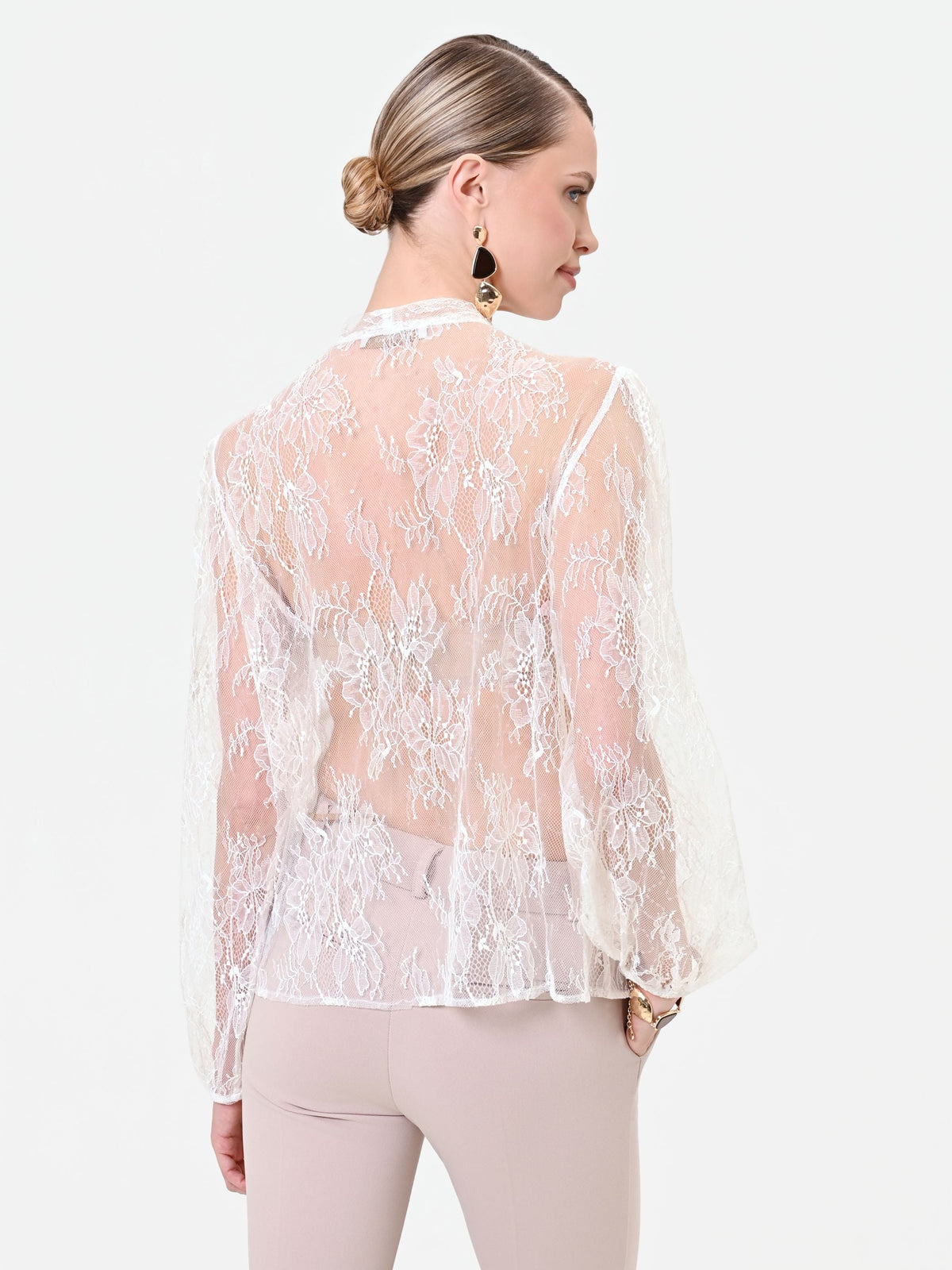 Camicia in pizzo panna bianco con fiocco al collo