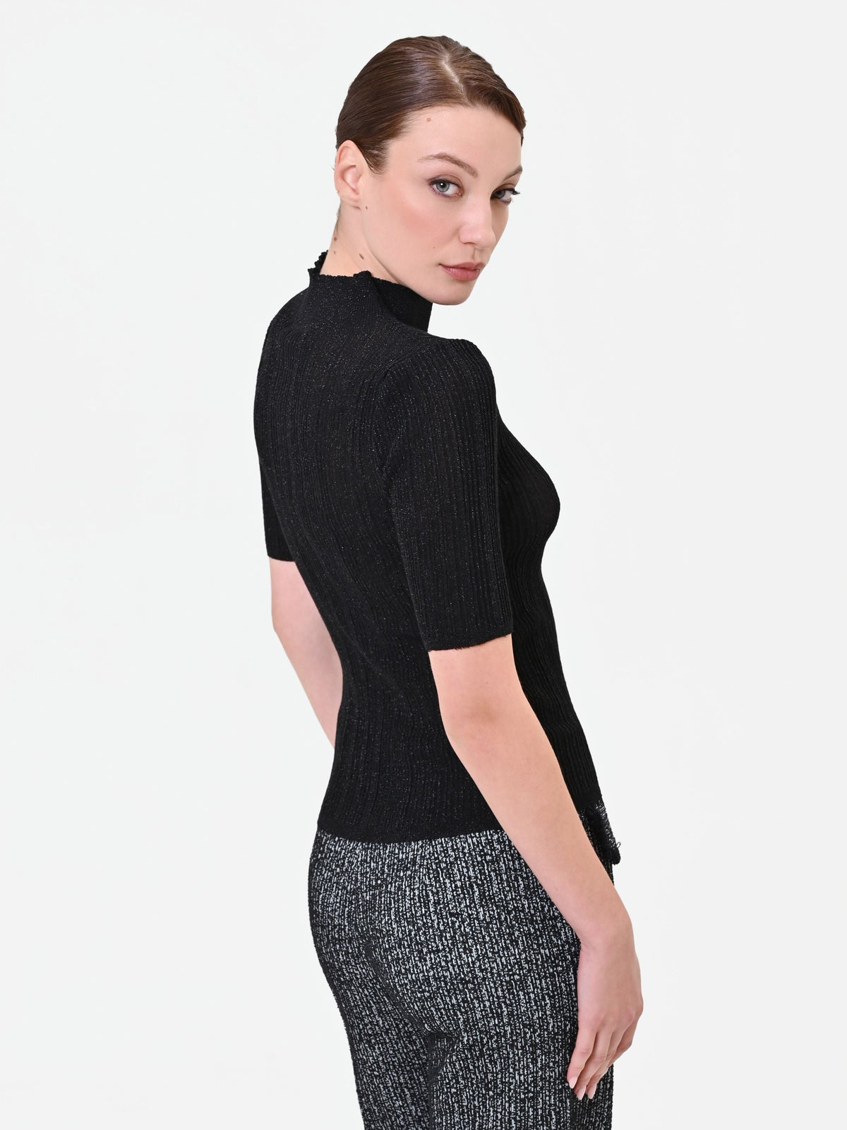 Maglia nera a costine con bottoni decorativi in misto viscosa