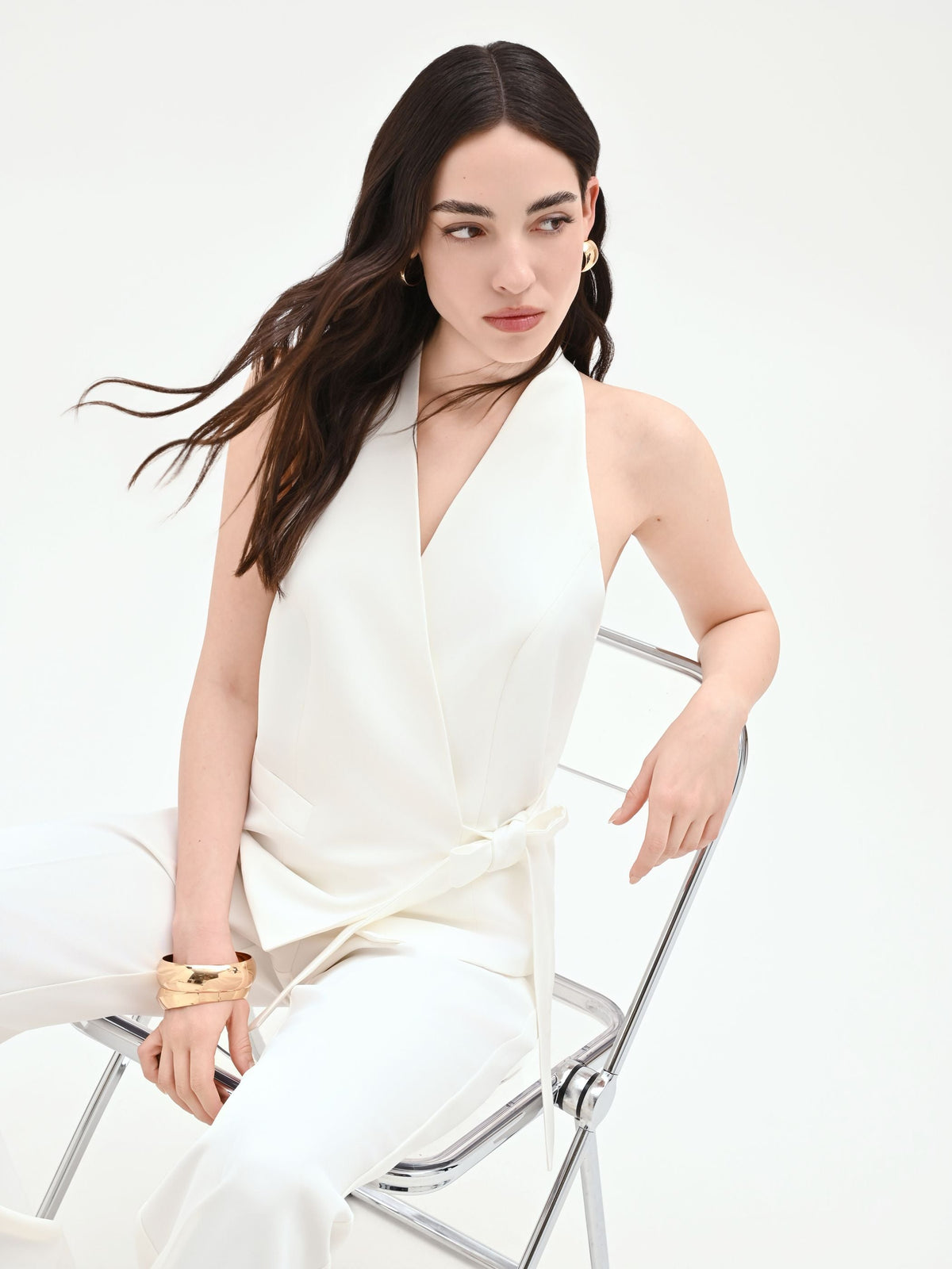 Gilet bianco con chiusura a fiocco laterale