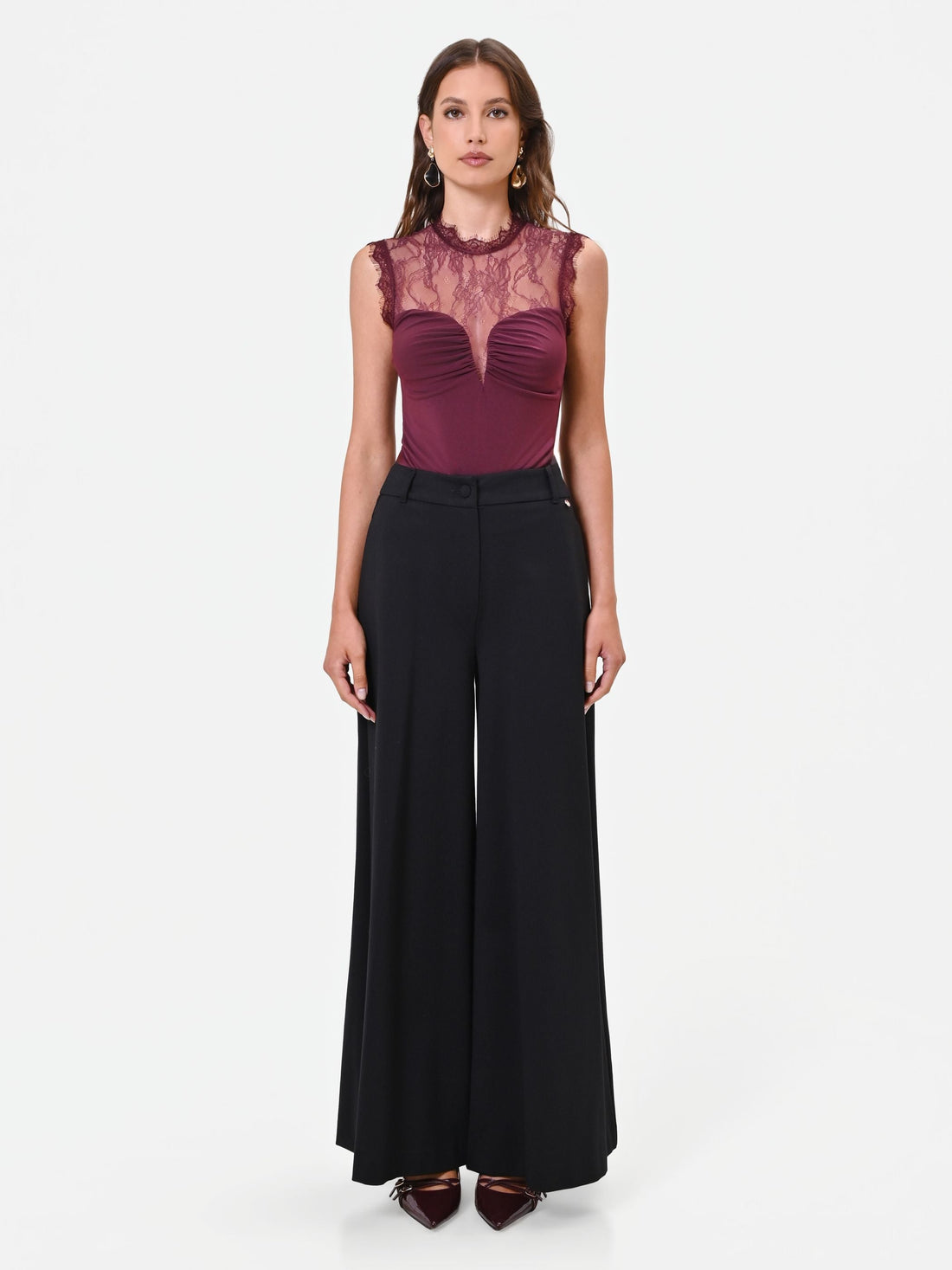 Top smanicato bordeaux con pizzo e drappeggio