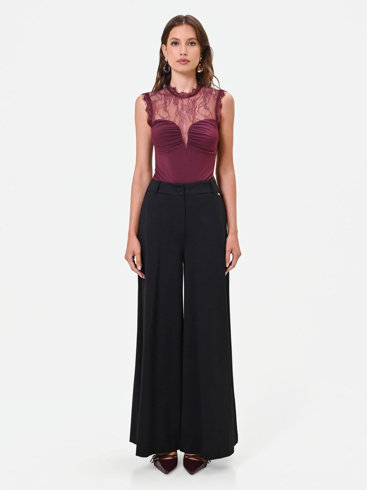 Top smanicato bordeaux con pizzo e drappeggio