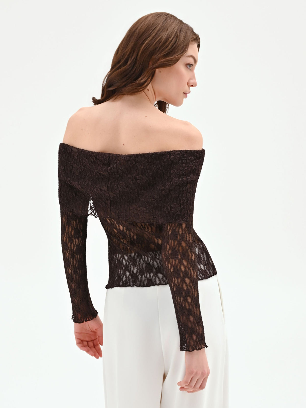 Blusa in pizzo cioccolato con spalle scoperte