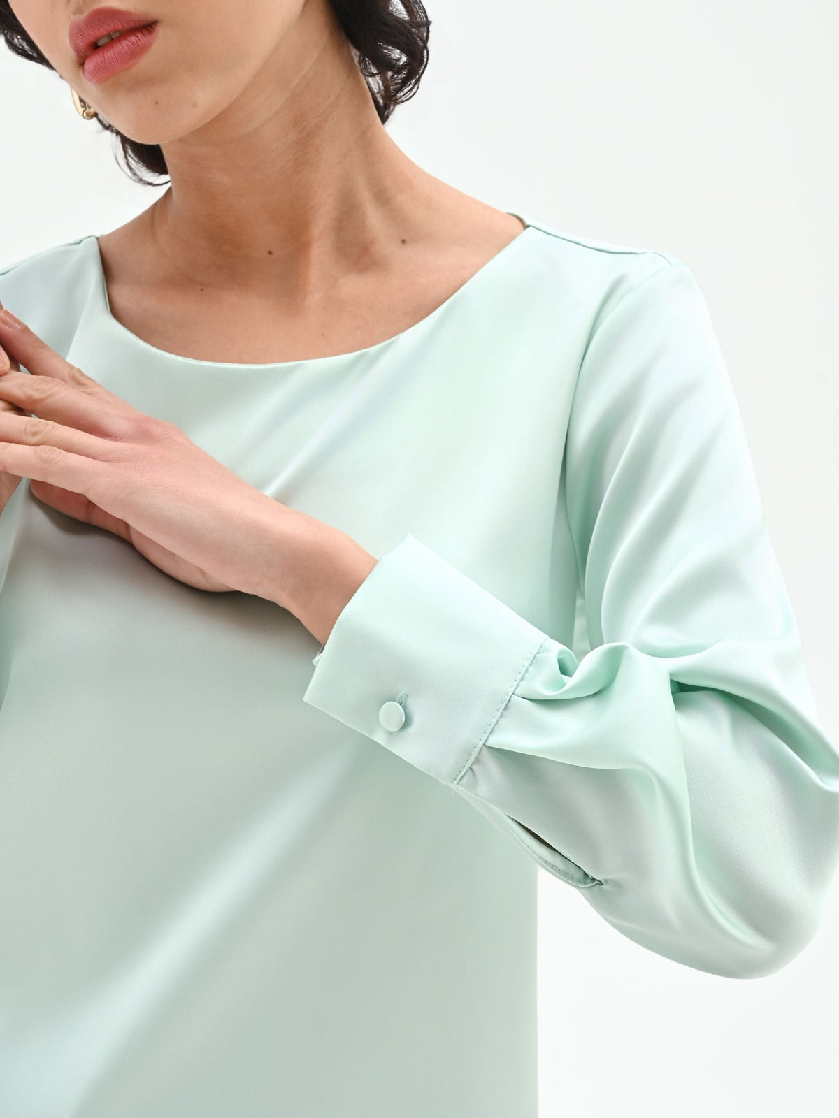 Blusa verde menta dalla linea essenziale