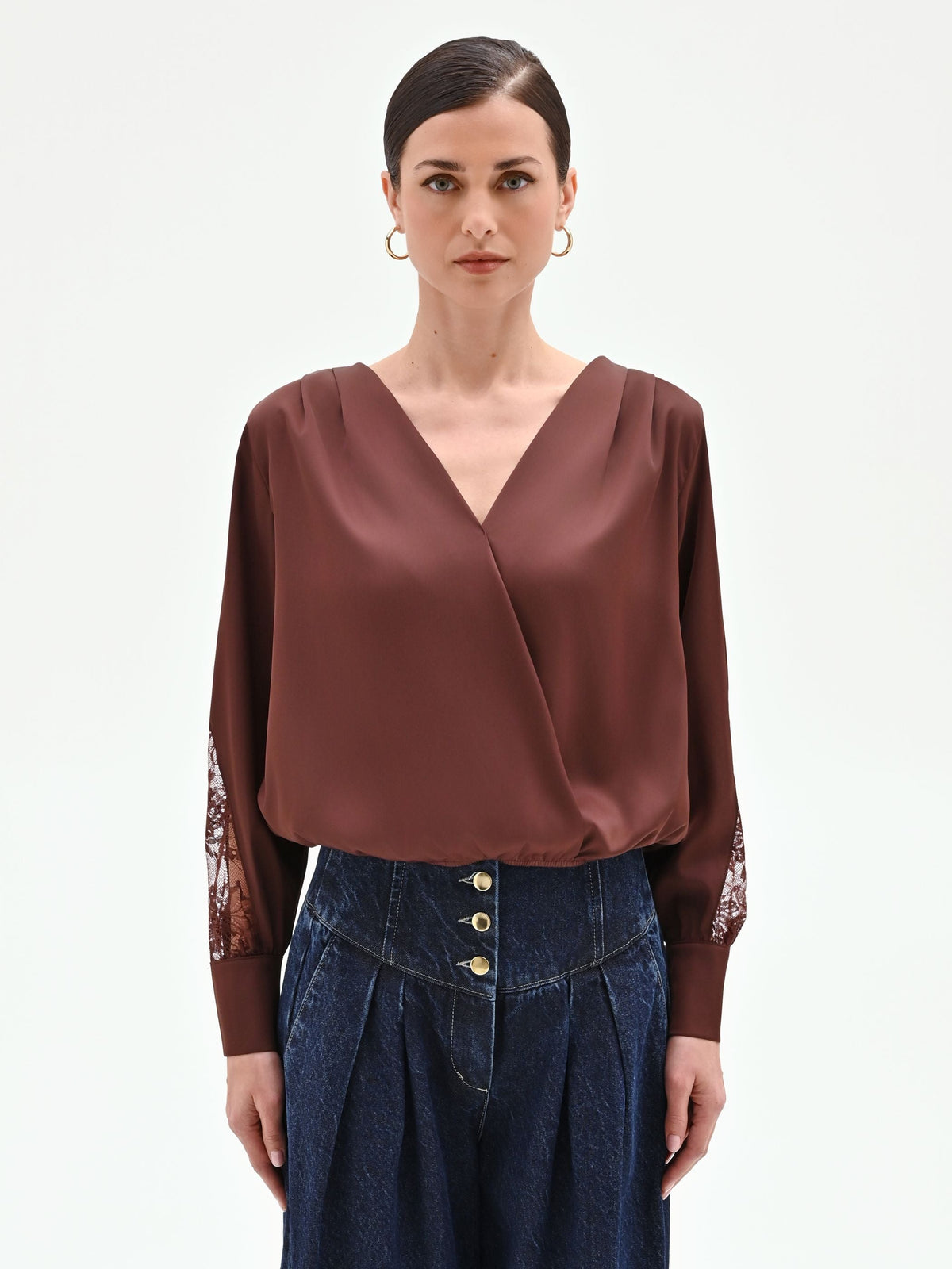 Blusa cioccolato in raso con inserti in pizzo