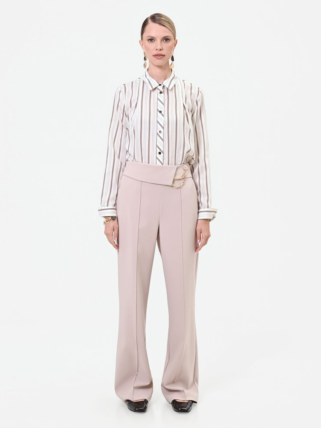 Pantalone tortora beige a vita alta con dettaglio catena