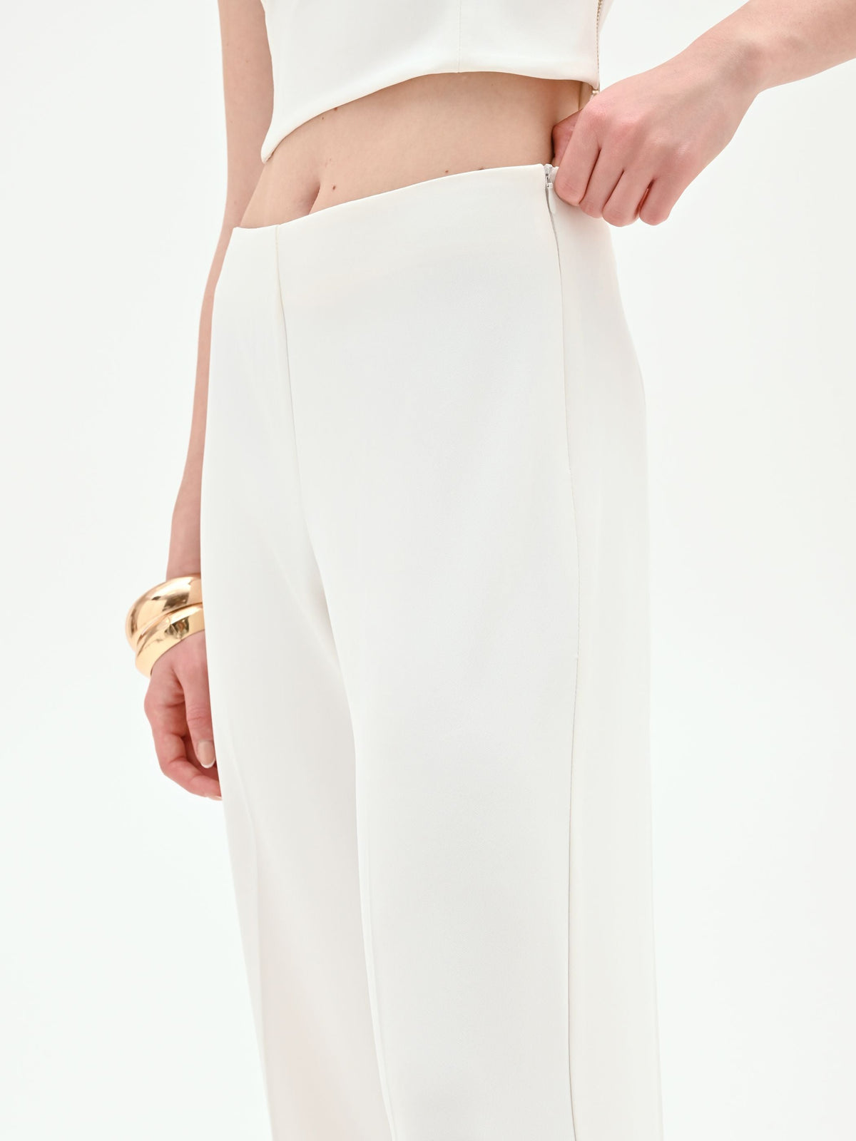 Pantalone a palazzo bianco con piega stirata