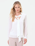 Blusa bianca con nastro lavalliere