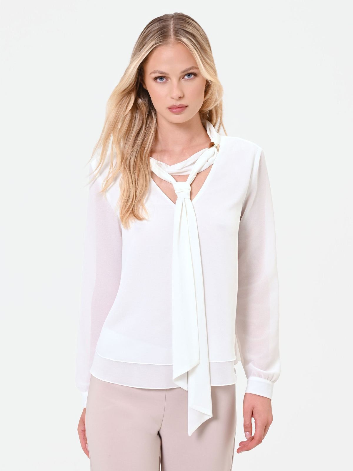 Blusa bianca con nastro lavalliere