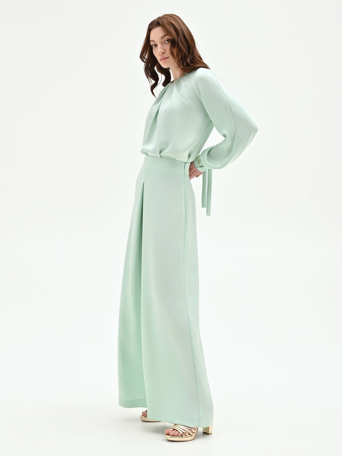 Pantalone palazzo verde menta con spacco frontale