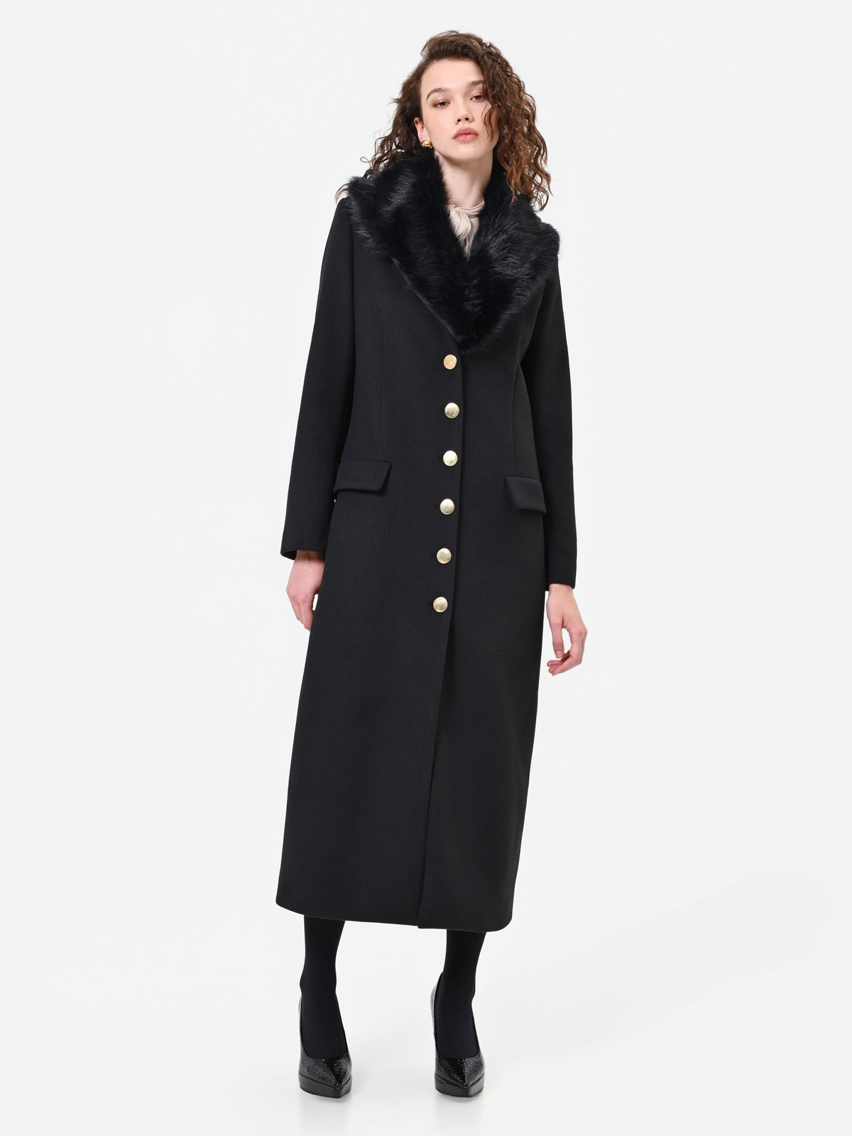 Cappotto lungo nero con inserto effetto pelliccia