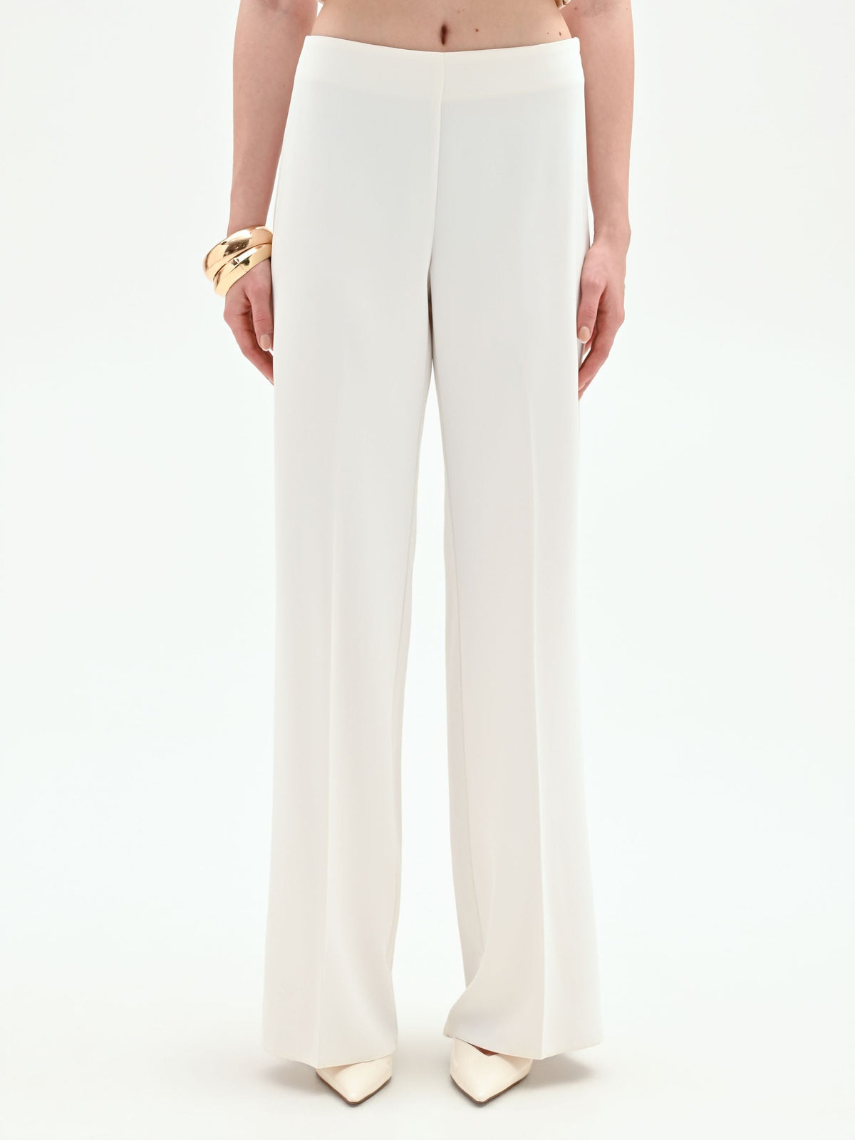 Pantalone a palazzo bianco con piega stirata