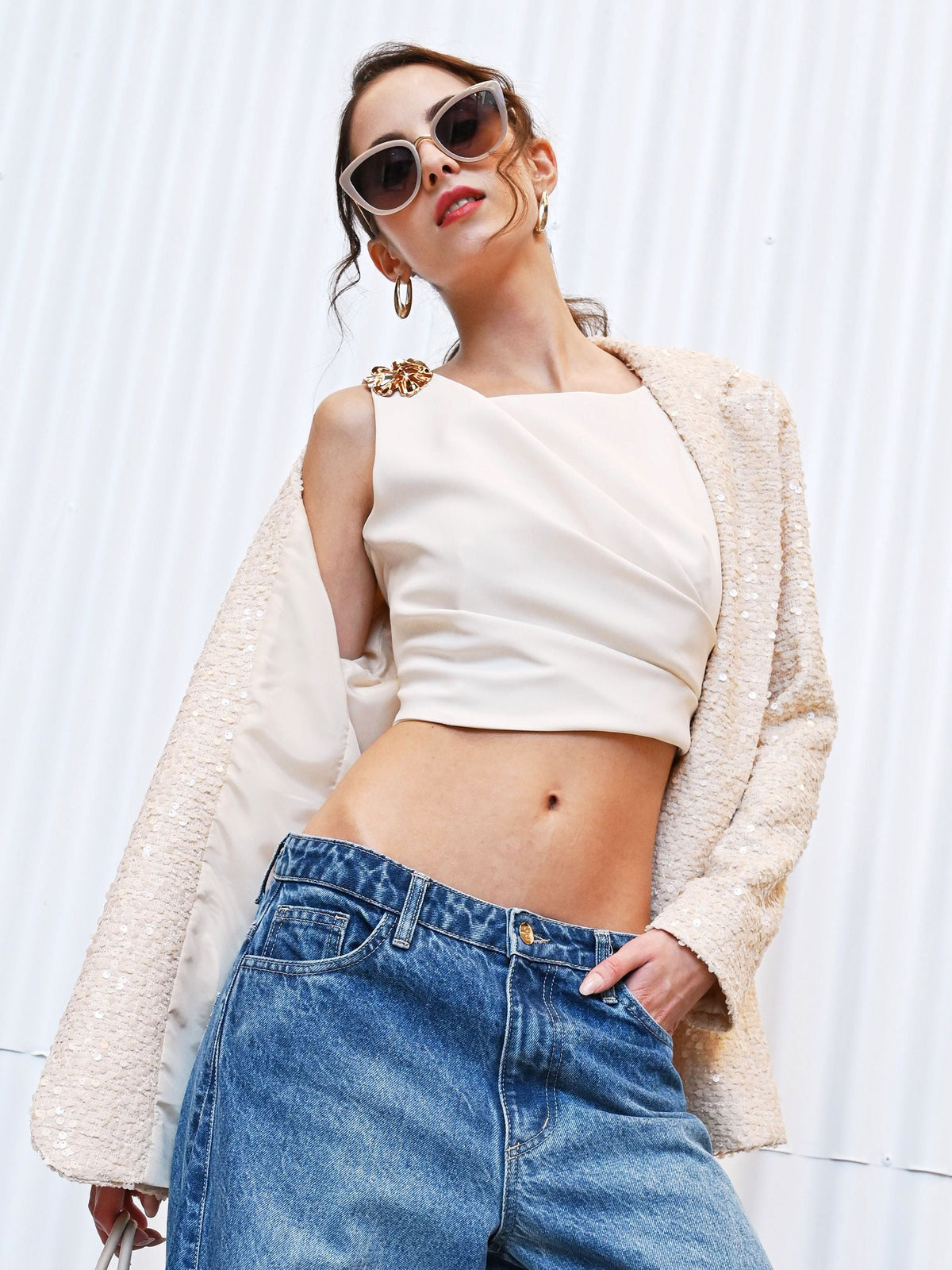 Top asimmetrico panna con accessorio oro