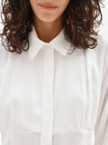 Camicia panna in raso con silhouette sagomata