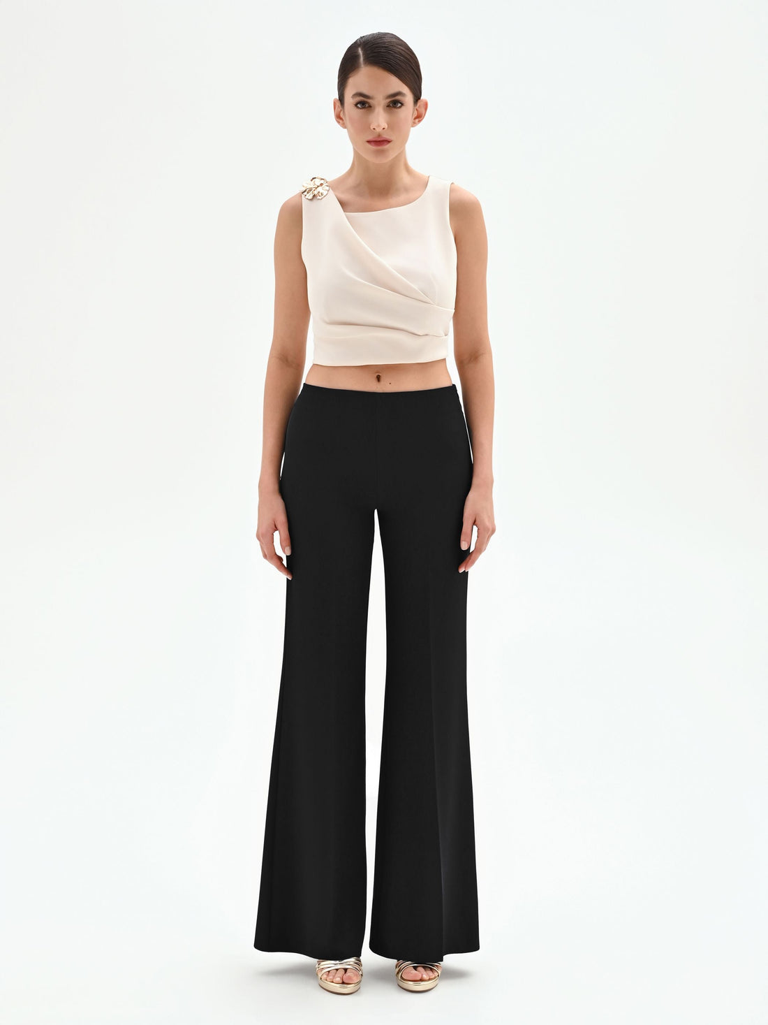 Pantalone a palazzo nero con piega stirata