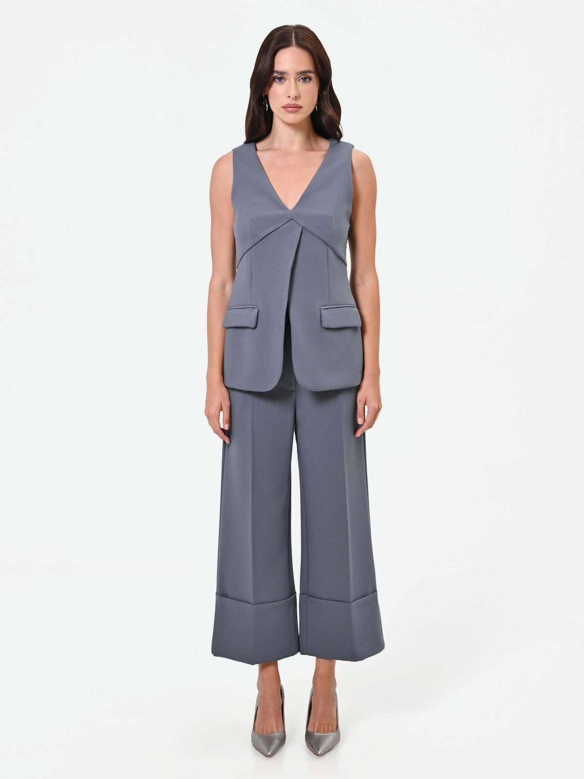 Gilet grigio con pieghe incrociate