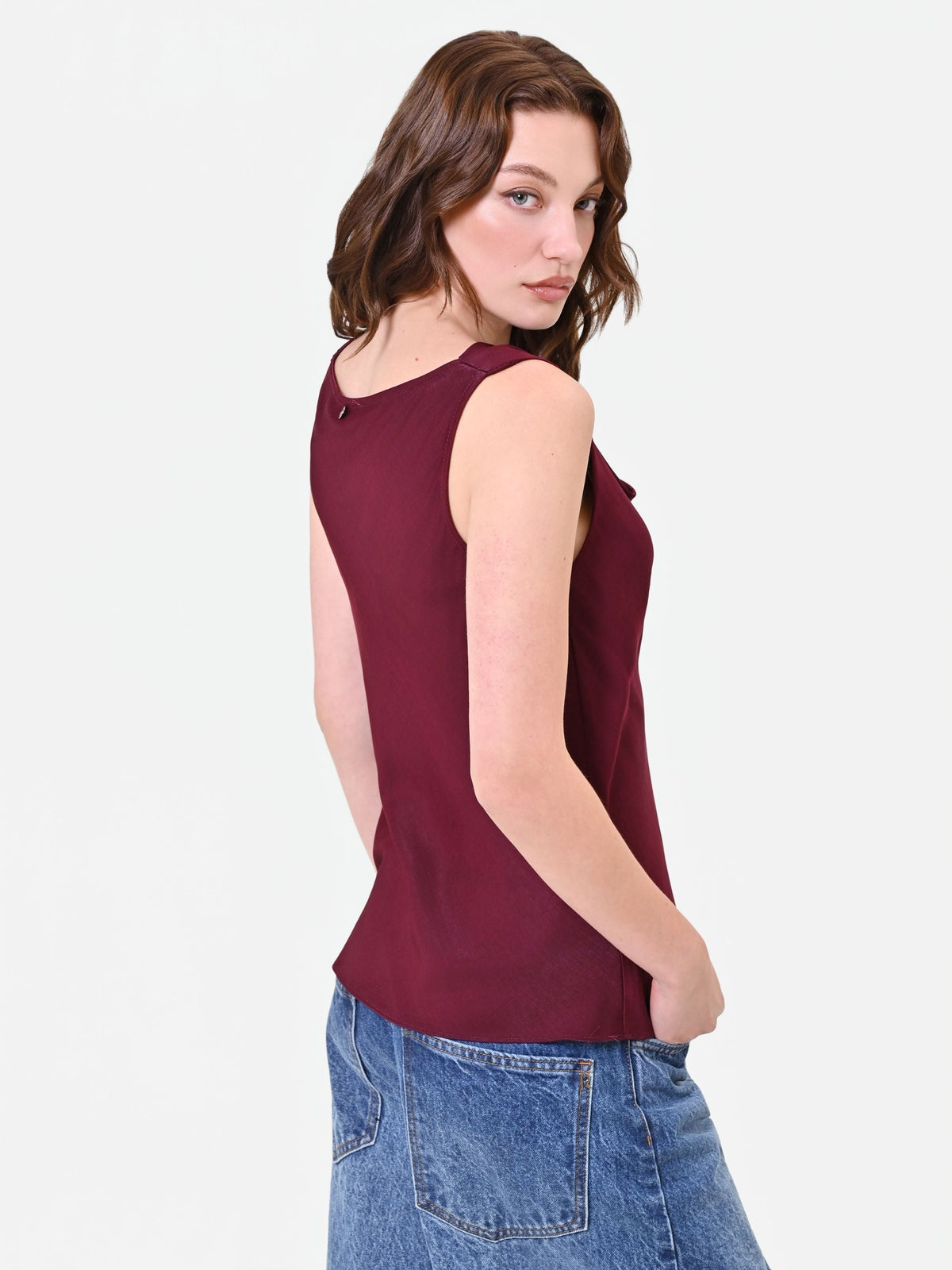 Top in raso bordeaux con scollo a cappuccio