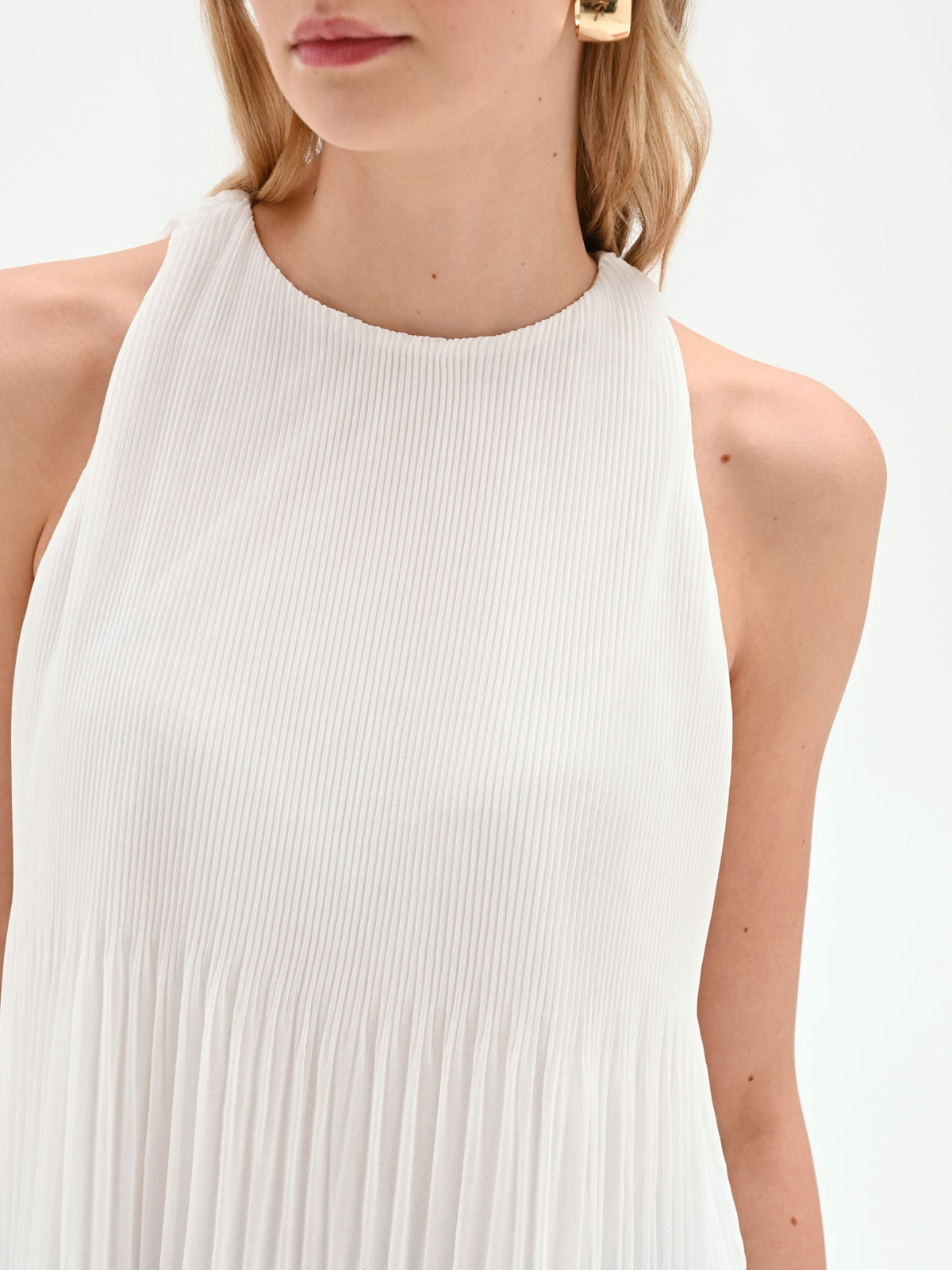 Top bianco plissettato con scollo all'americana