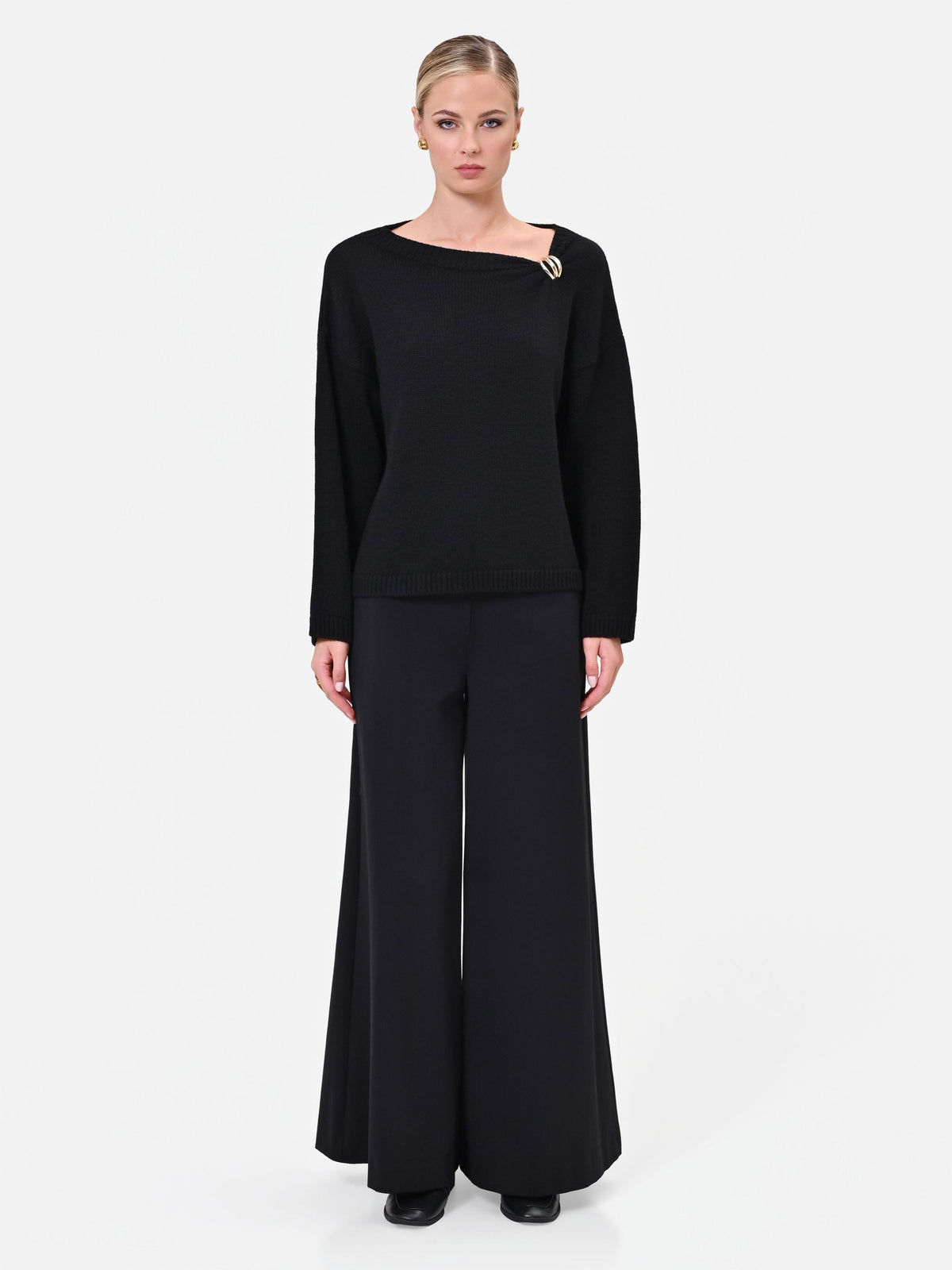 Maglia in lana nera con scollo asimmetrico