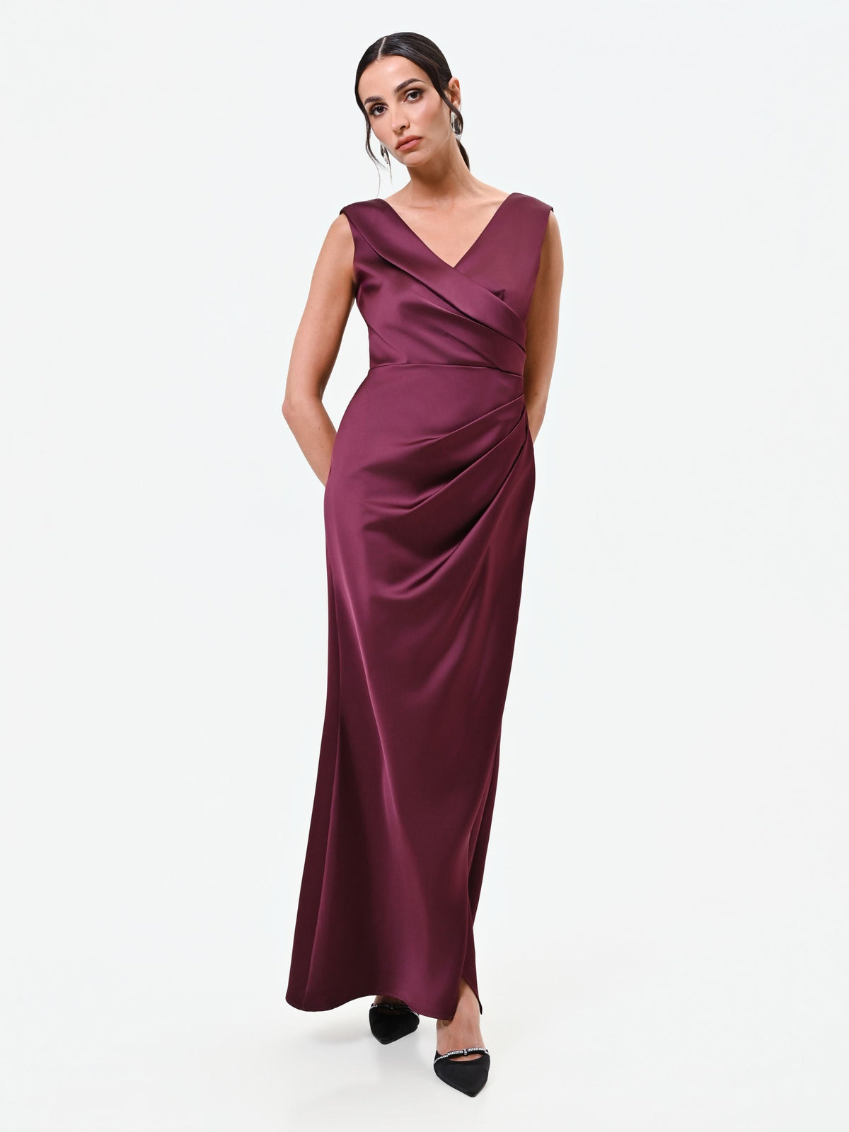 Abito lungo bordeaux con drappeggio asimmetrico