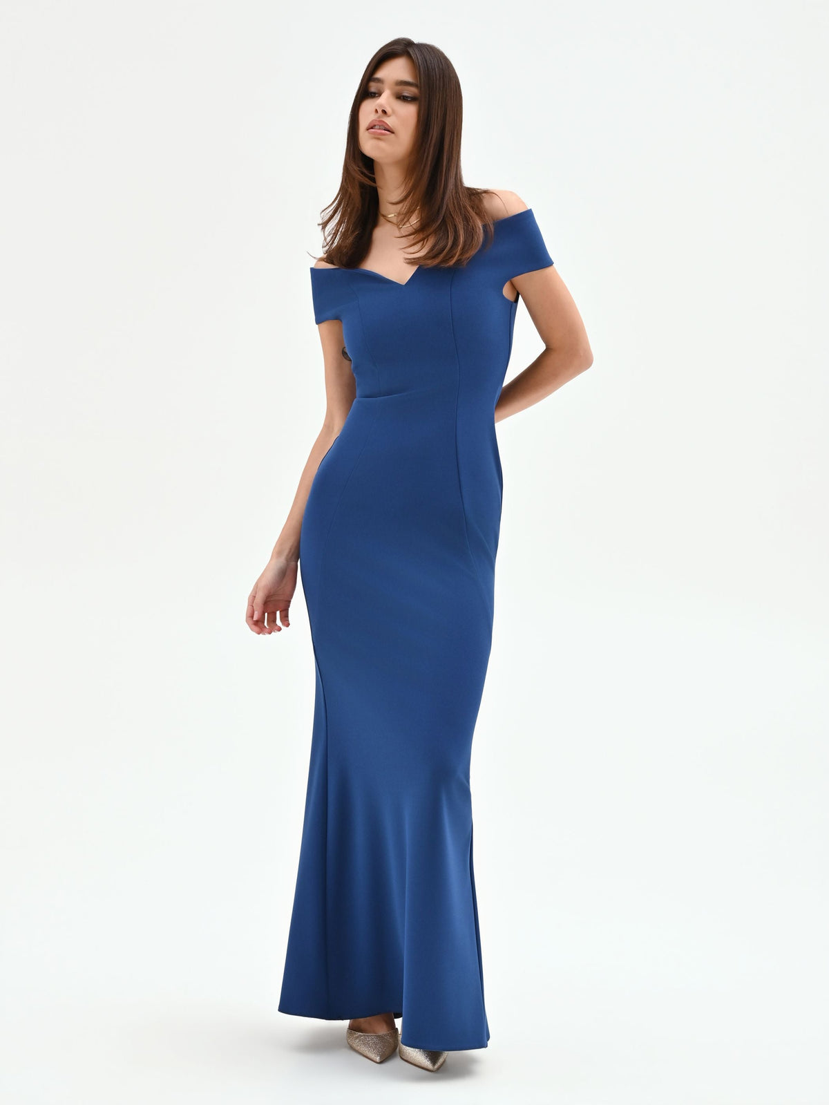 Abito lungo blu brillante con scollo a cuore