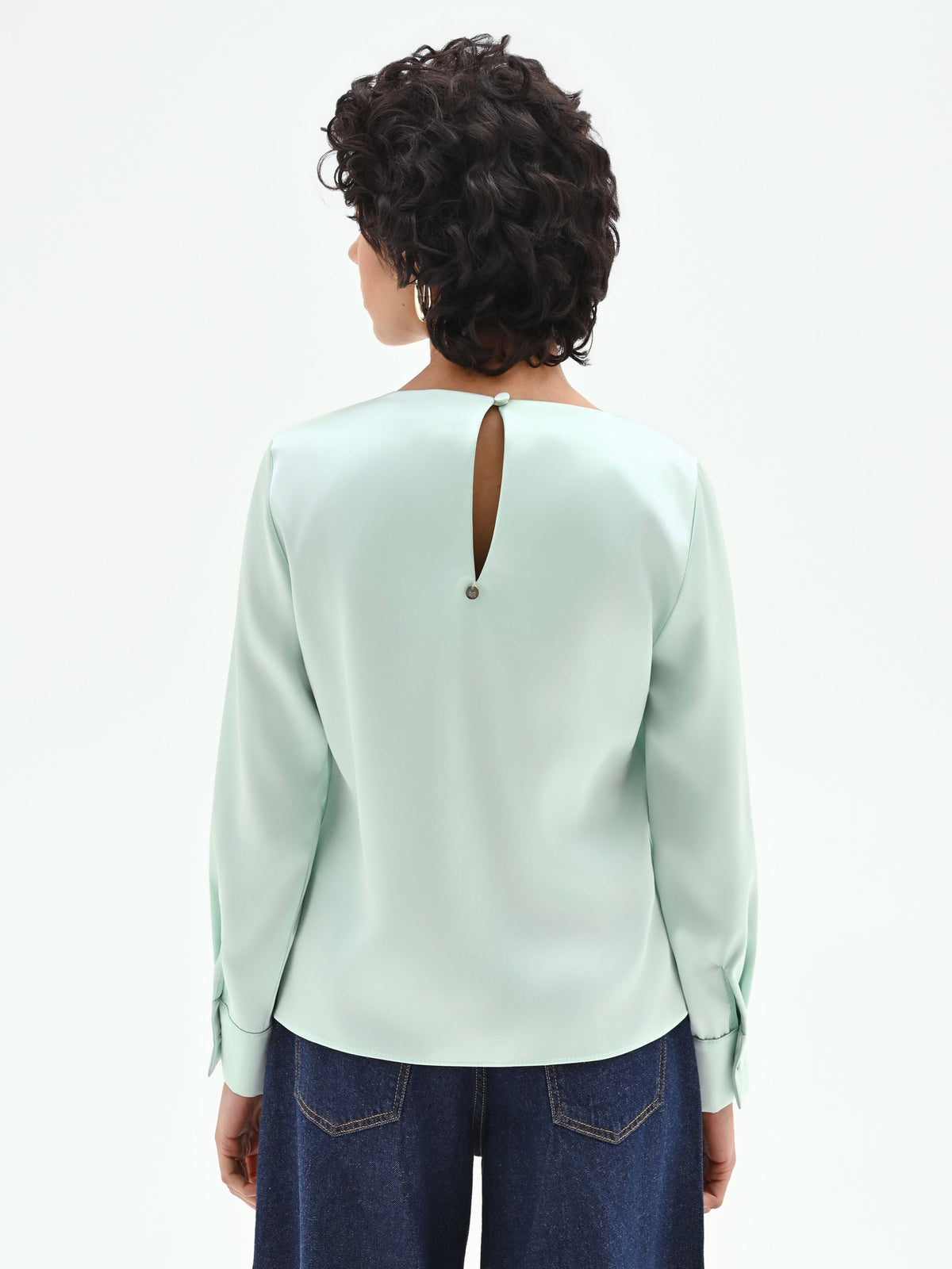 Blusa verde menta dalla linea essenziale