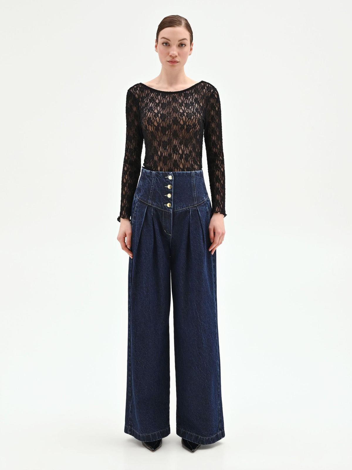 Blusa nera in pizzo floreale