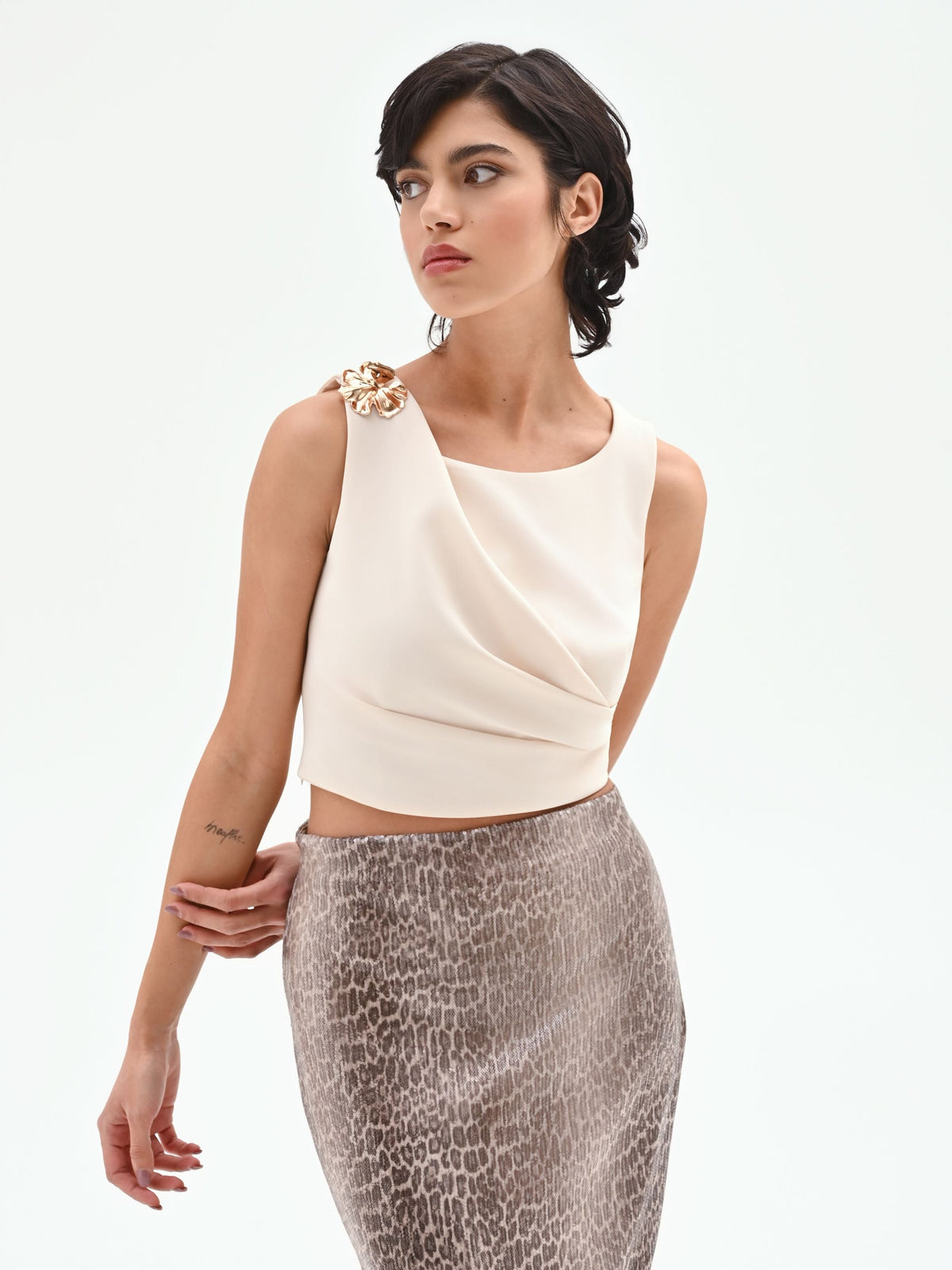 Top asimmetrico panna con accessorio oro