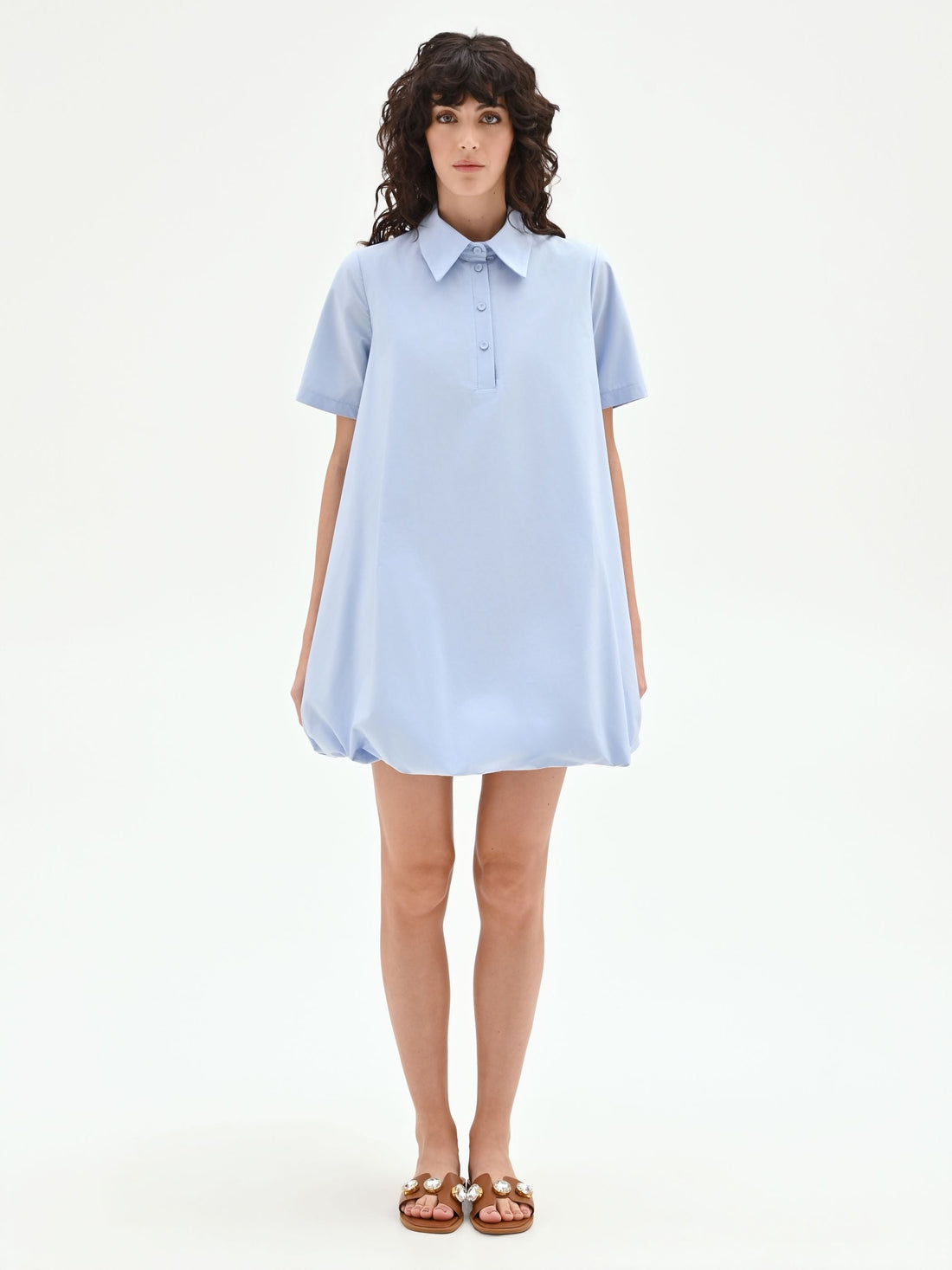 Abito camicia azzurro con orlo a palloncino