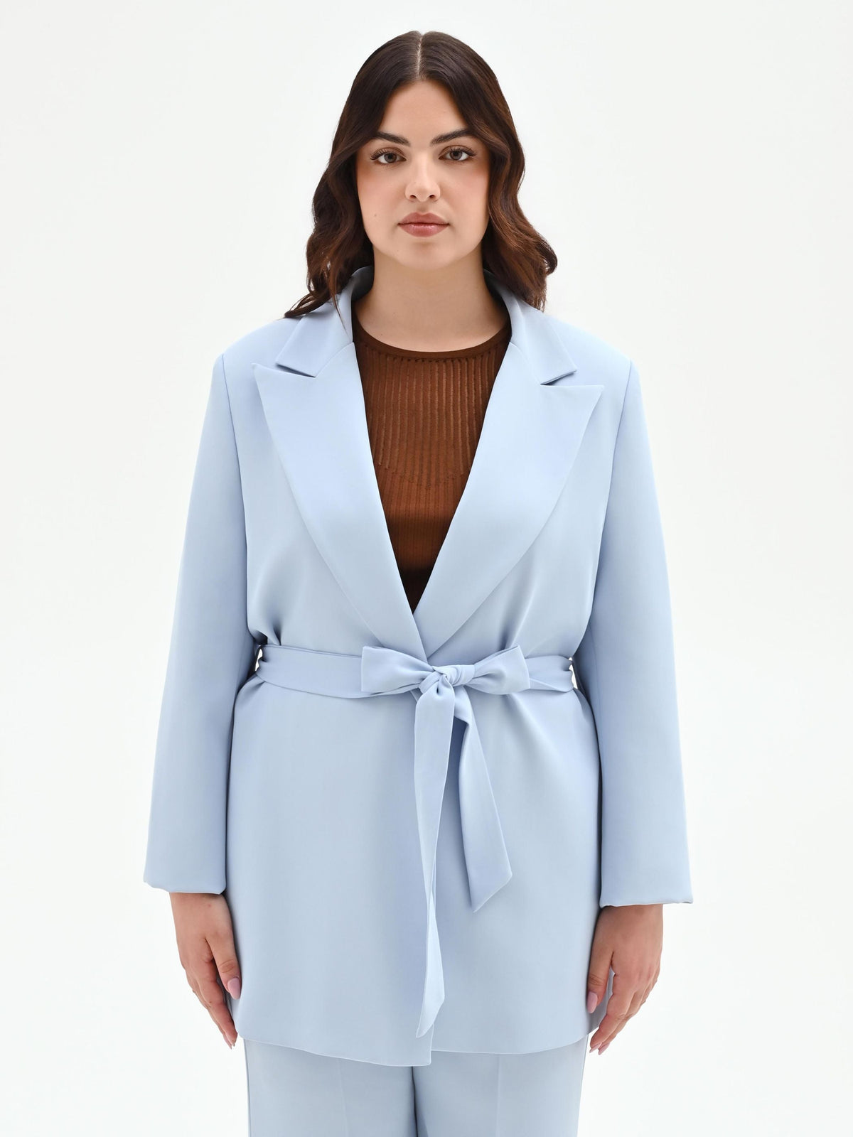 Giacca Curvy cielo azzurro con cintura in vita