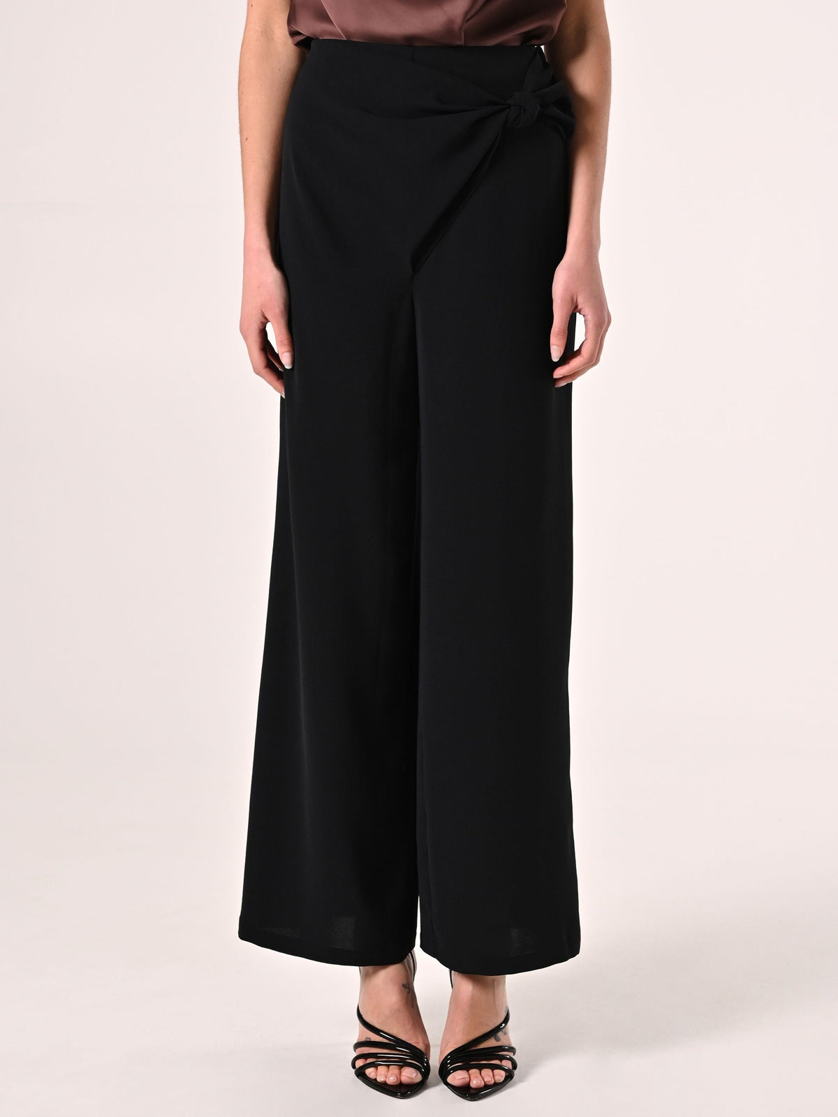 Pantaloni Neri con Nodo effetto Goffrato