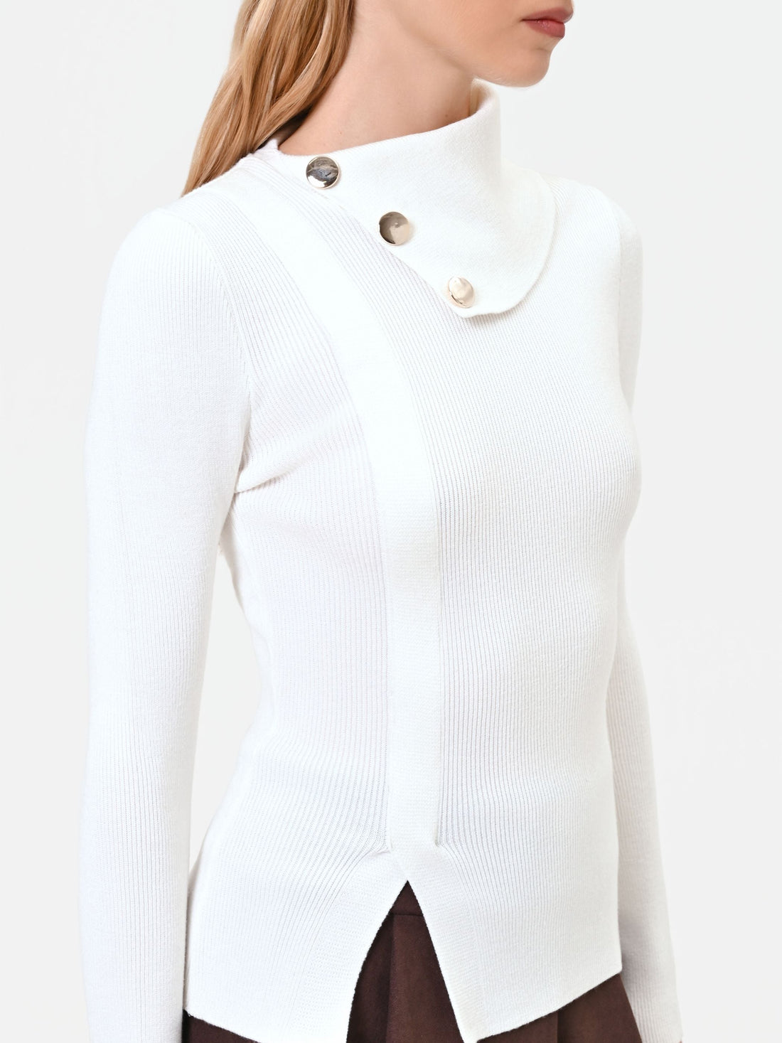 Maglia bianco panna con collo asimmetrico in misto viscosa