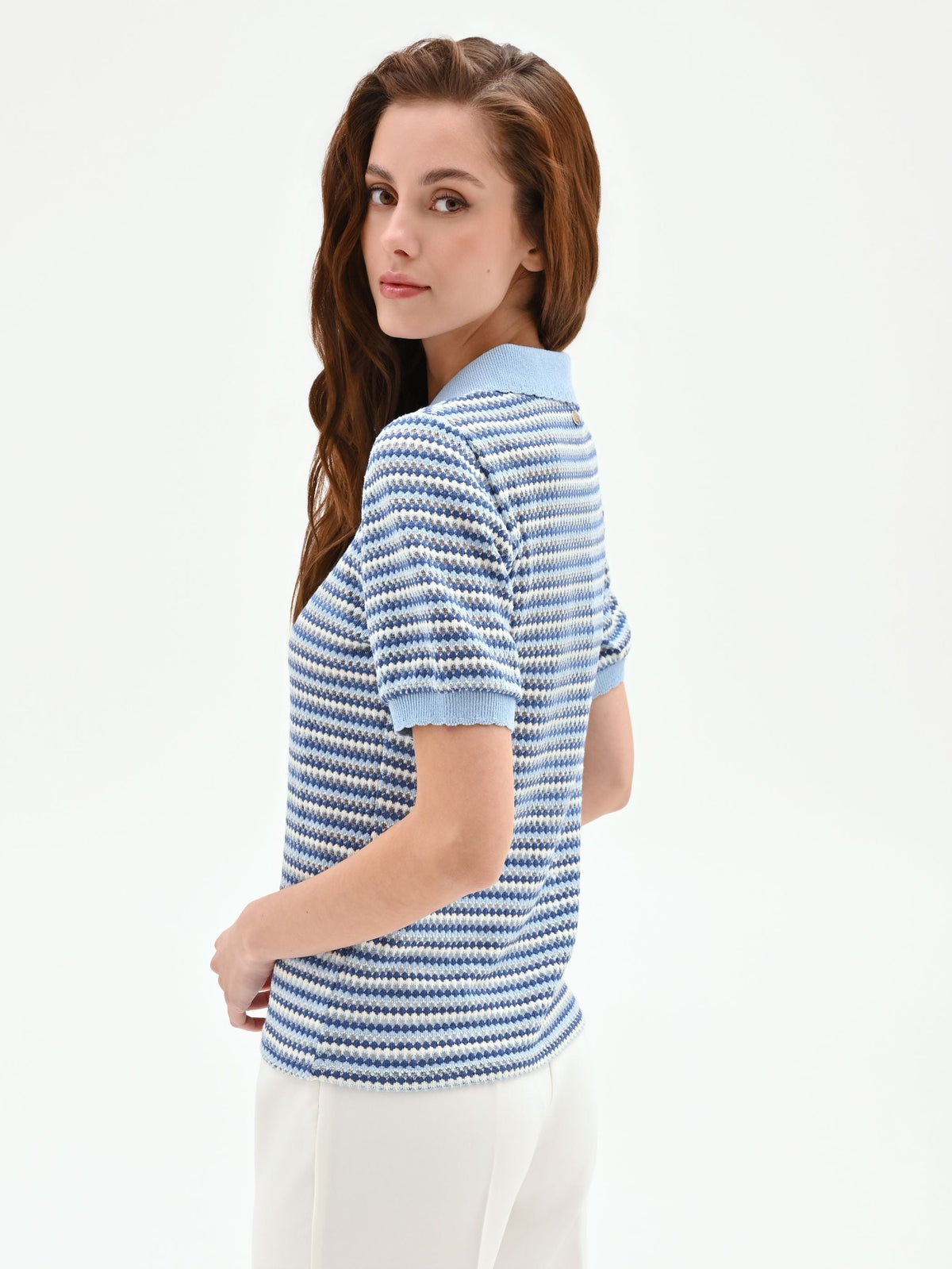 Polo in maglia azzurra a righe
