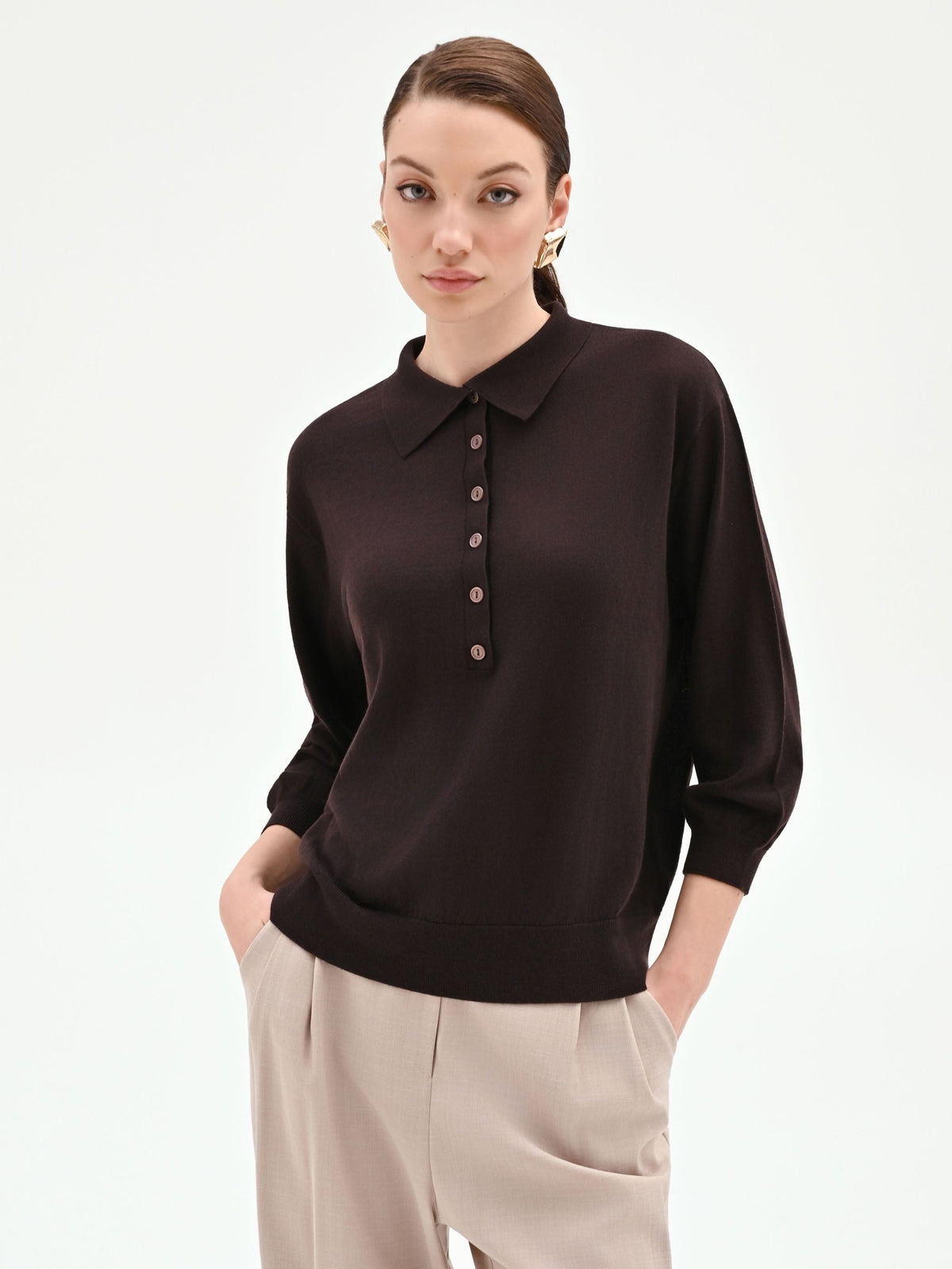 Maglia color cioccolato con colletto a polo