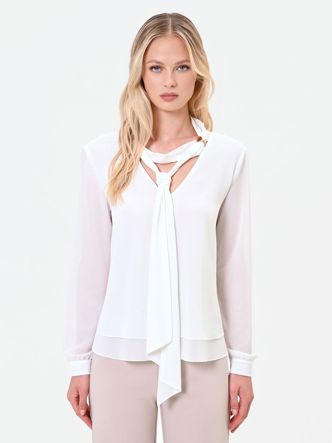 Blusa bianca con nastro lavalliere