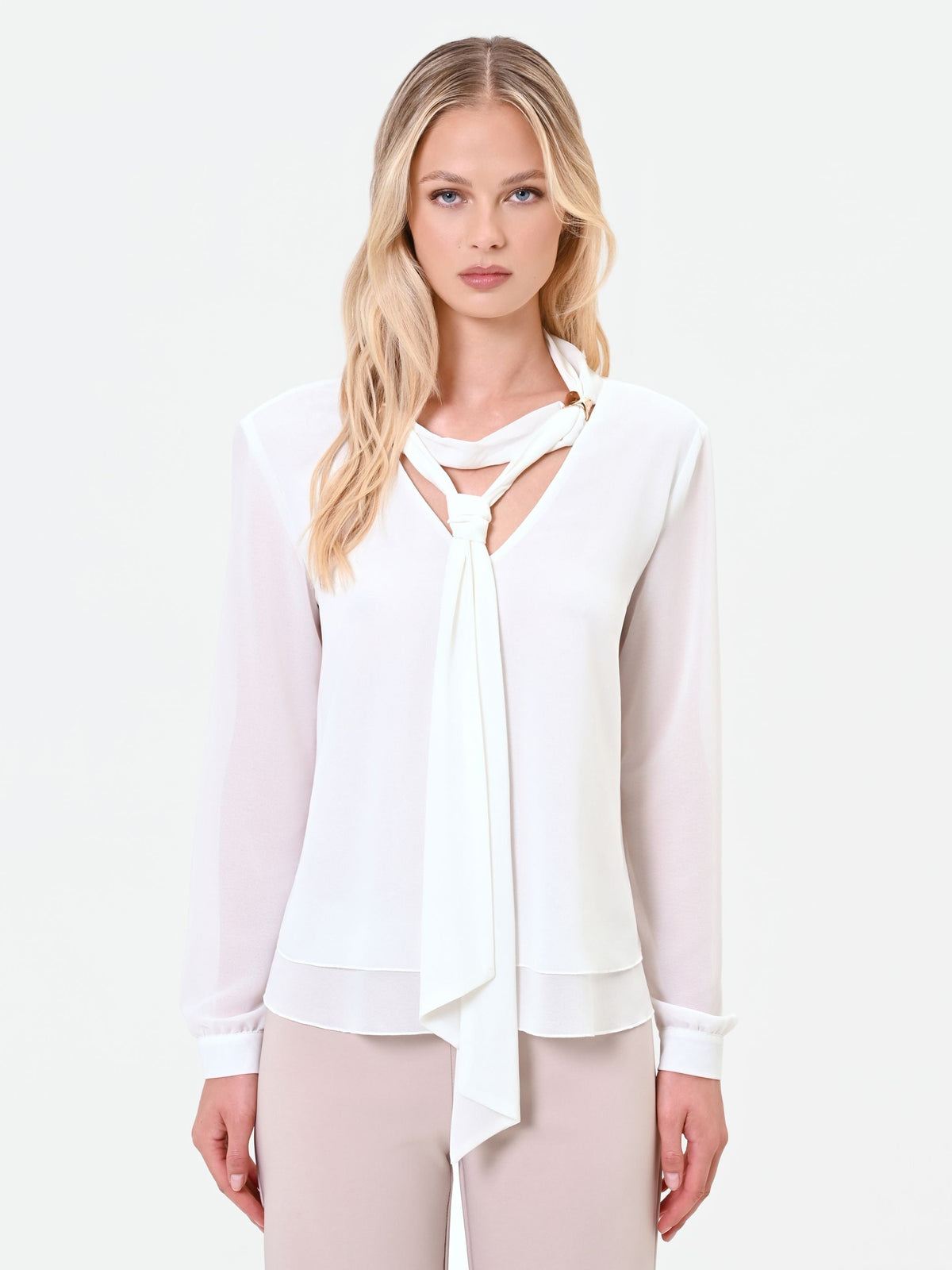 Blusa bianca con nastro lavalliere