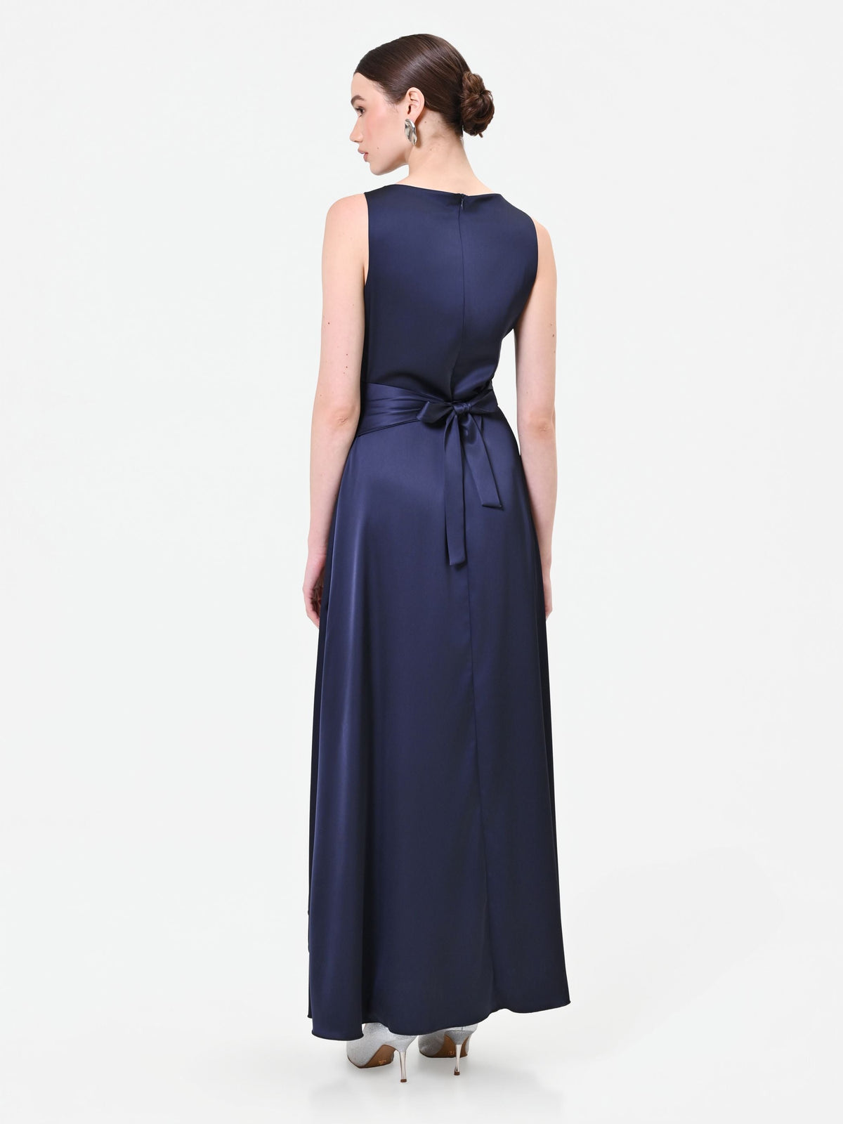 Abito lungo blu navy con scollo drappeggiato